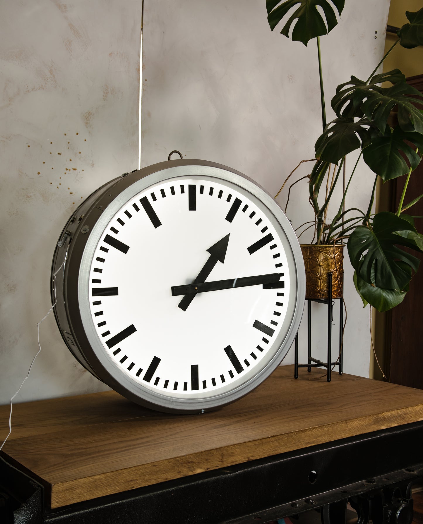 Grijze stationsklok uit de jaren 50, dubbelzijdig verlicht door RFT, vintage Rundfunk und Fermelde Technik, diameter Ø75 cm, LED + Quartz omgebouwd