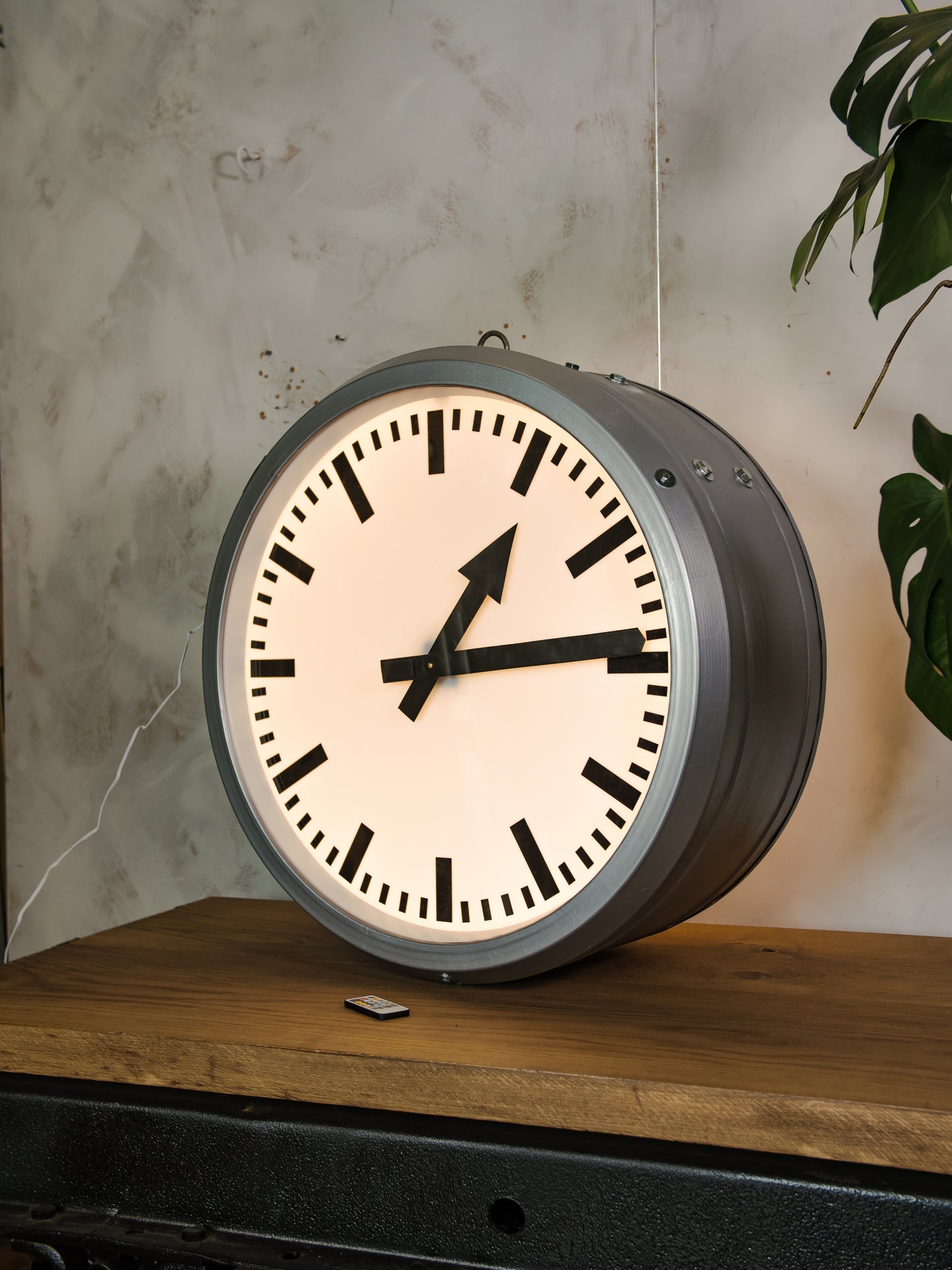 Grijze stationsklok uit de jaren 50, dubbelzijdig verlicht door RFT, vintage Rundfunk und Fermelde Technik, diameter Ø75 cm, LED + Quartz omgebouwd