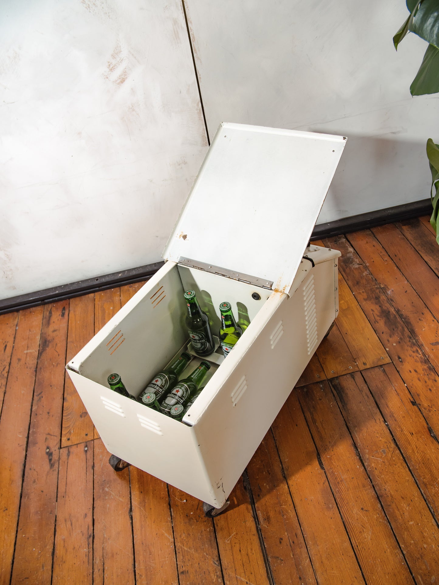 Industriële bijzettafel, gerecyclede vintage, Famed-1 chirurgische kar, draaibare eiken houten bladen met twee niveaus, verborgen opbergruimte, rollende multimedia- en bar tafel