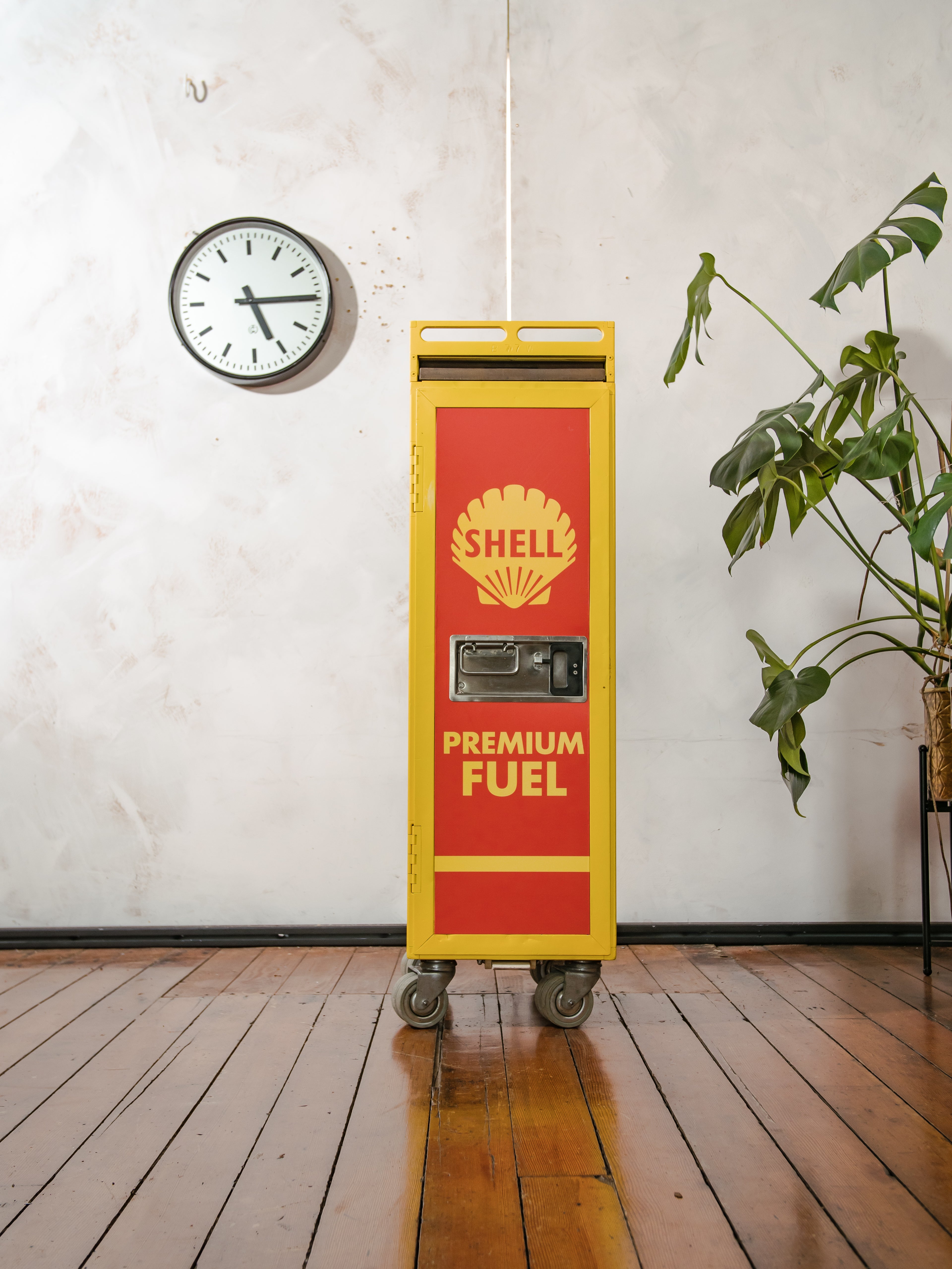 Lufthansa vliegtuig trolley upcycled, uniek vintage Shell benzinepomp ontwerp, retro luchtvaart opbergkast, luchtvaart keuken rol barwagen