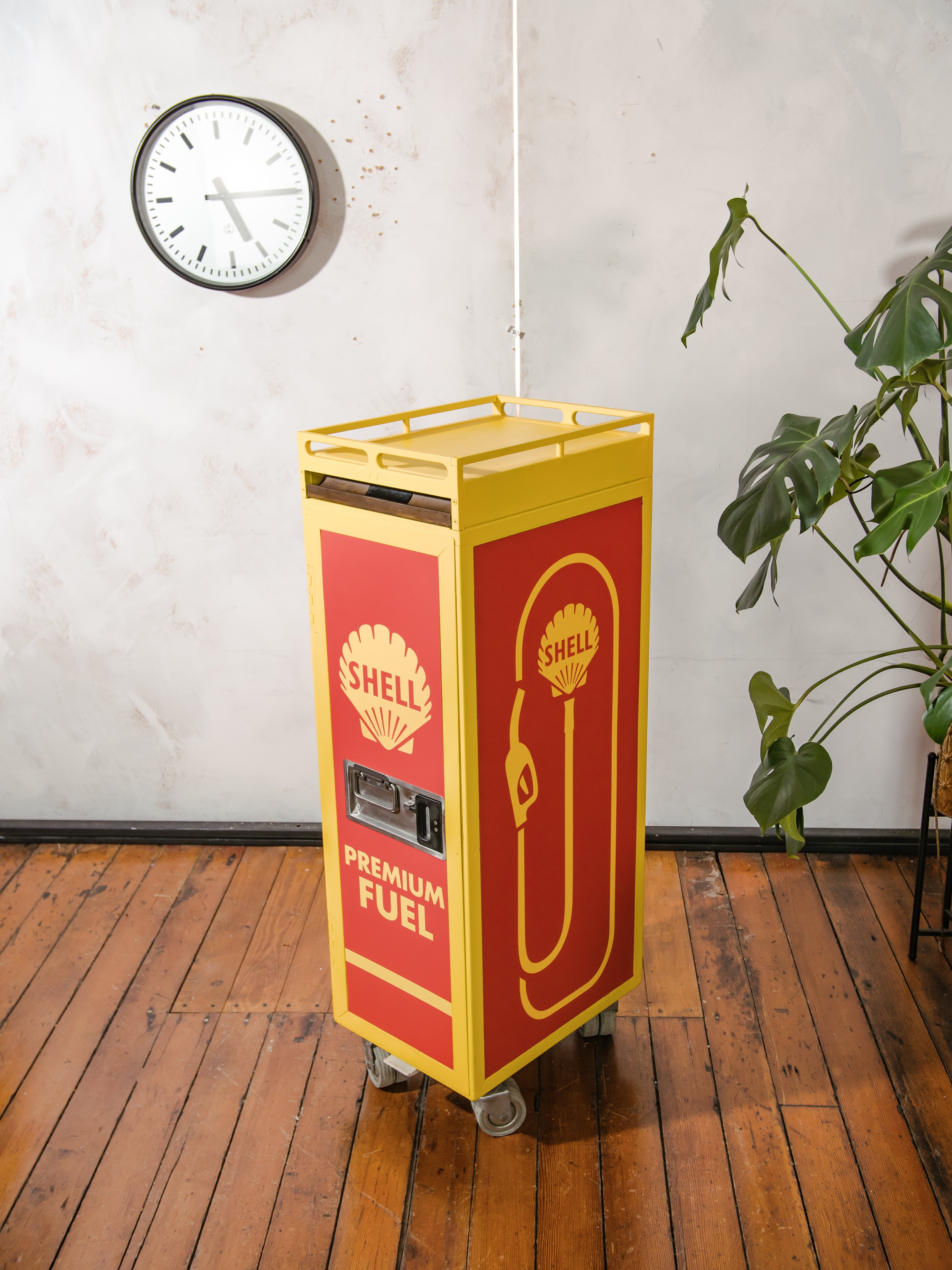 Lufthansa vliegtuig trolley upcycled, uniek vintage Shell benzinepomp ontwerp, retro luchtvaart opbergkast, luchtvaart keuken rol barwagen