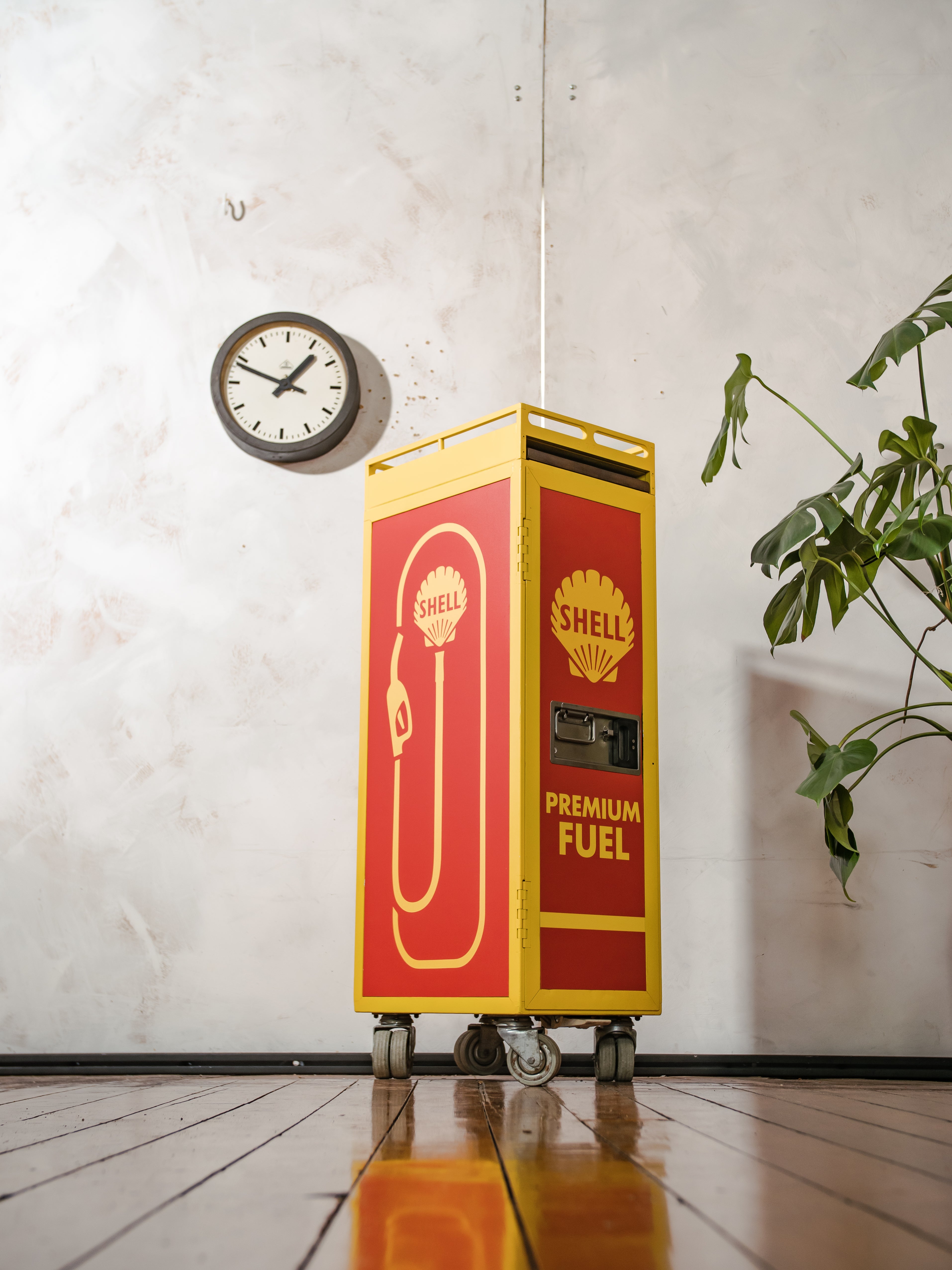 Lufthansa vliegtuig trolley upcycled, uniek vintage Shell benzinepomp ontwerp, retro luchtvaart opbergkast, luchtvaart keuken rol barwagen