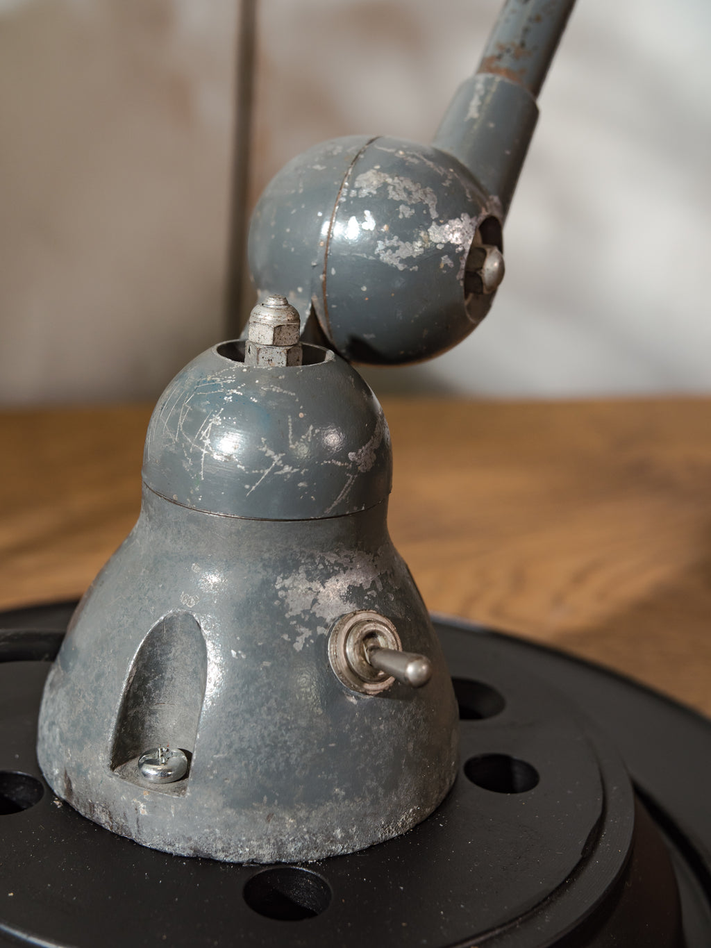 Vintage grijs blauwe Jielde industriële tafellamp met 3 verstelbare armen op remschijf, jaren 50 Jieldé Frans ontwerp van Jean-Louis Domecq