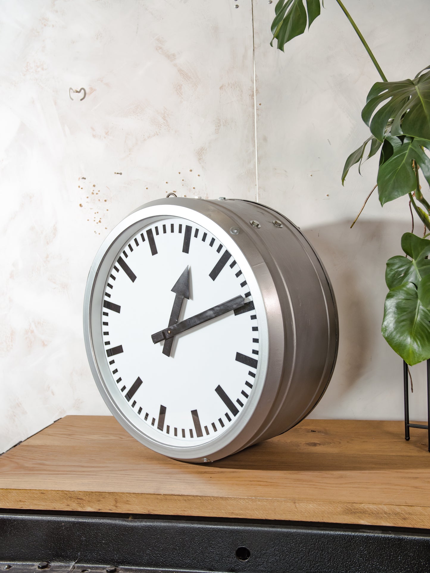 Grijze stationsklok uit de jaren 50, dubbelzijdig verlicht door RFT, vintage Rundfunk und Fermelde Technik, diameter Ø75 cm, LED + Quartz omgebouwd