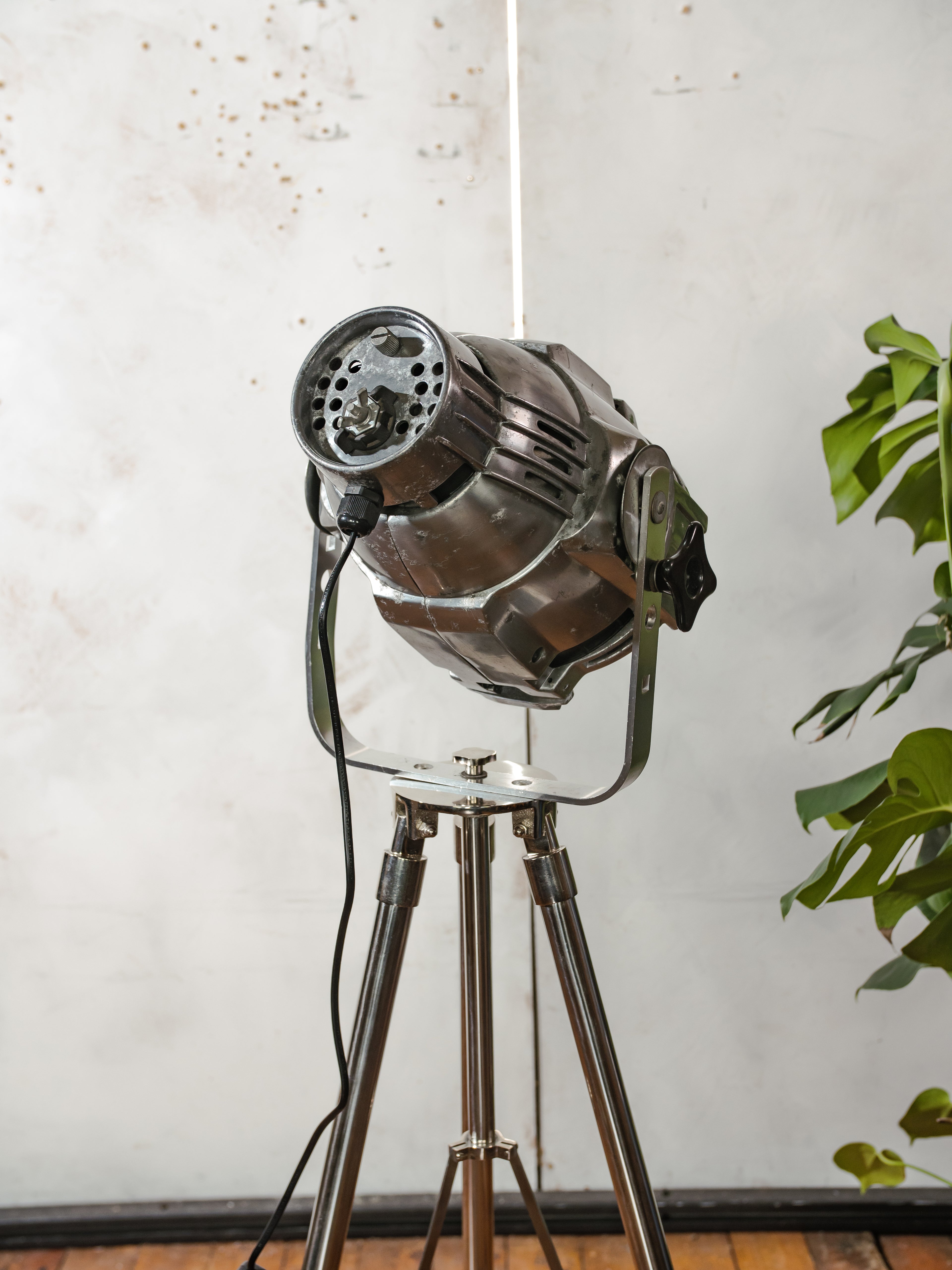 Chrome Stage light Floorlamp Vintage, The Aliën Studio Spot | Spotlight on polished Tripod, Modern industrial lighting