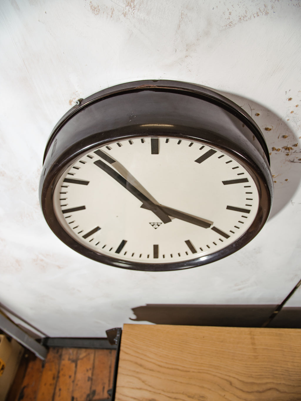 Large Vintage Industrial Wall Clock by Pragotron | 1960s Station Timekeeper, Bakelite dark brown body, 50Ø