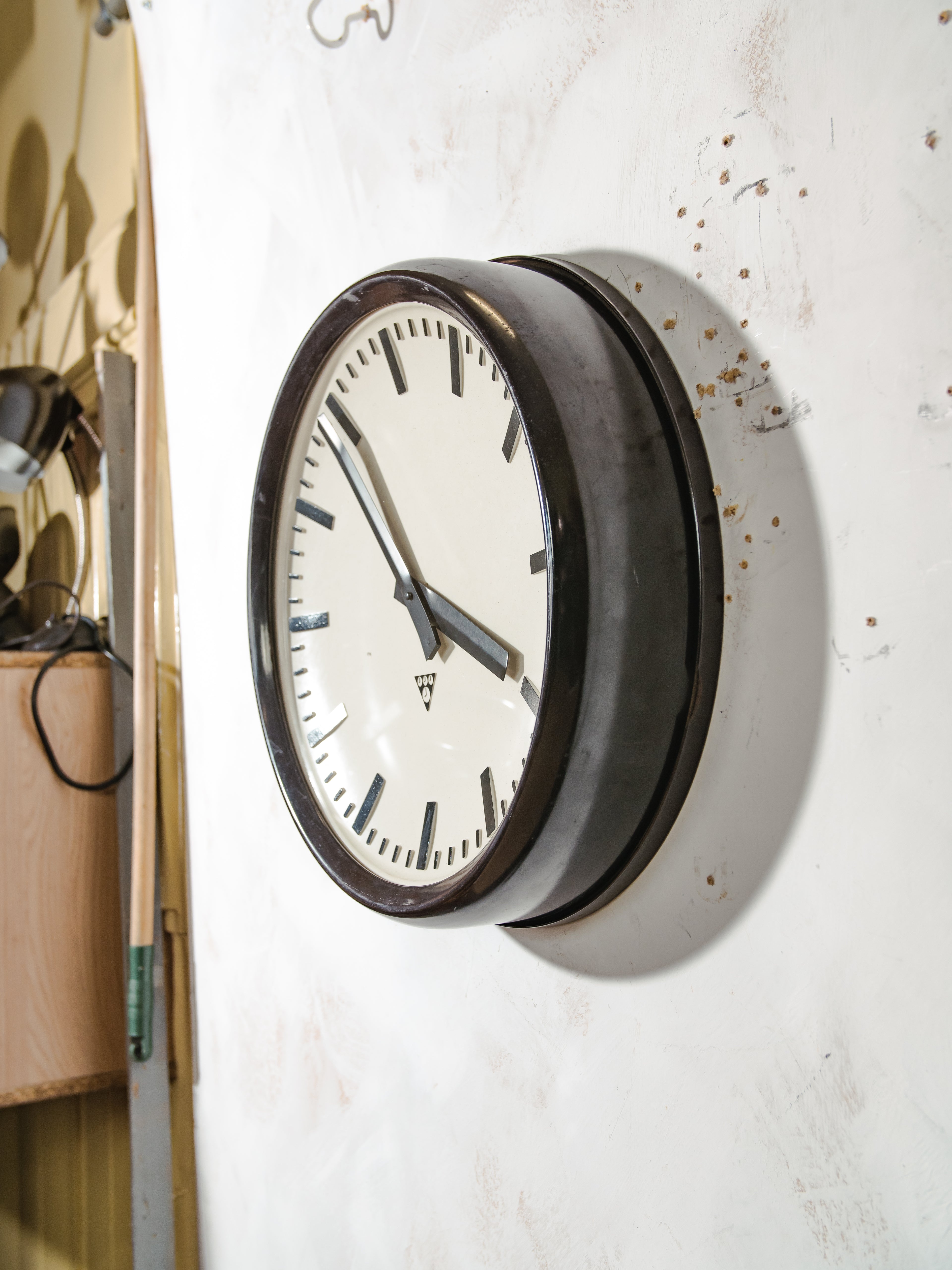 Large Vintage Industrial Wall Clock by Pragotron | 1960s Station Timekeeper, Bakelite dark brown body, 50Ø