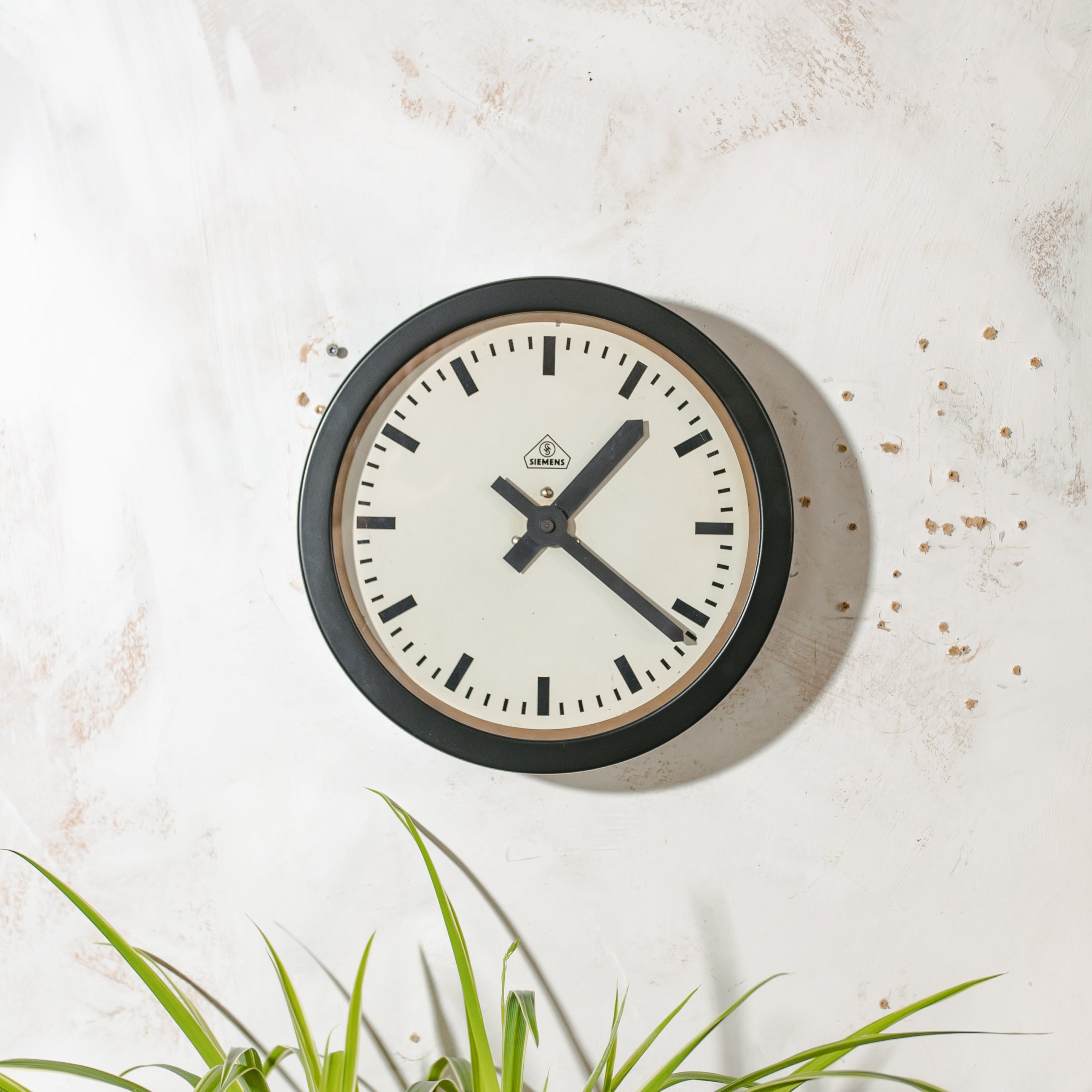 1930s Factory Wall Clock by Siemens, Ø30 CM diameter, Satin Black Industrial Station Slaveclock, Original 24V mechanism with Pulse generator