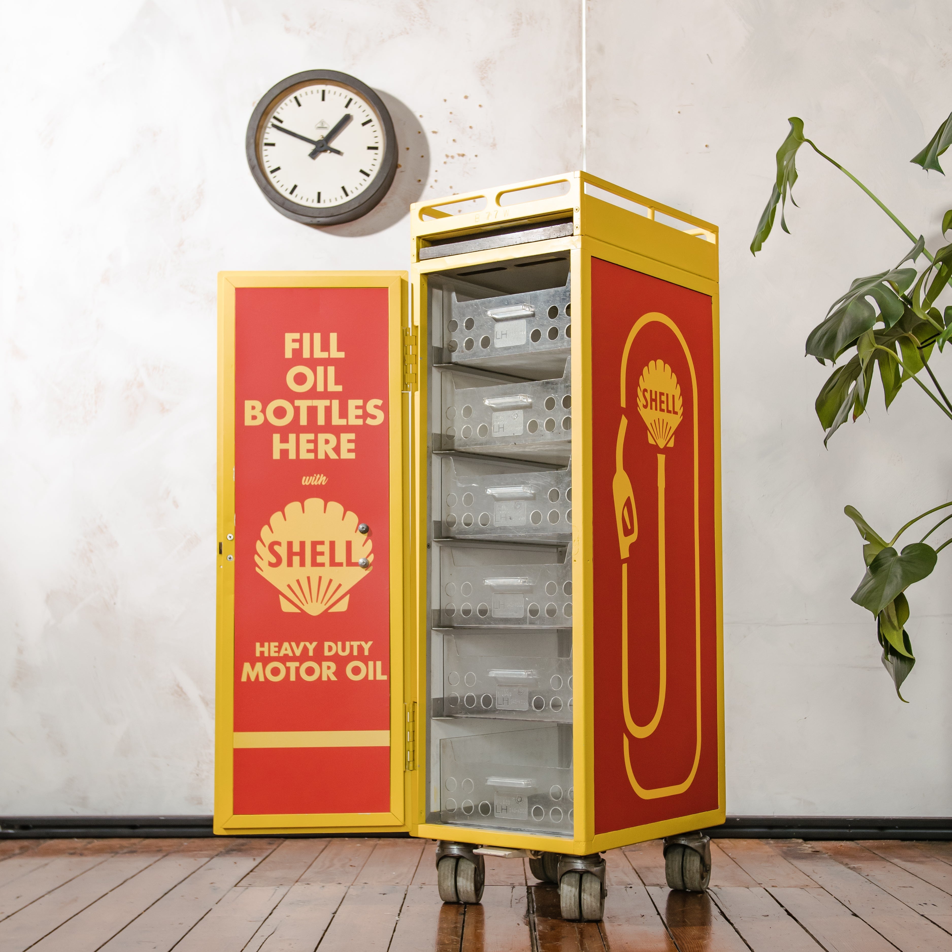 Lufthansa vliegtuig trolley upcycled, uniek vintage Shell benzinepomp ontwerp, retro luchtvaart opbergkast, luchtvaart keuken rol barwagen