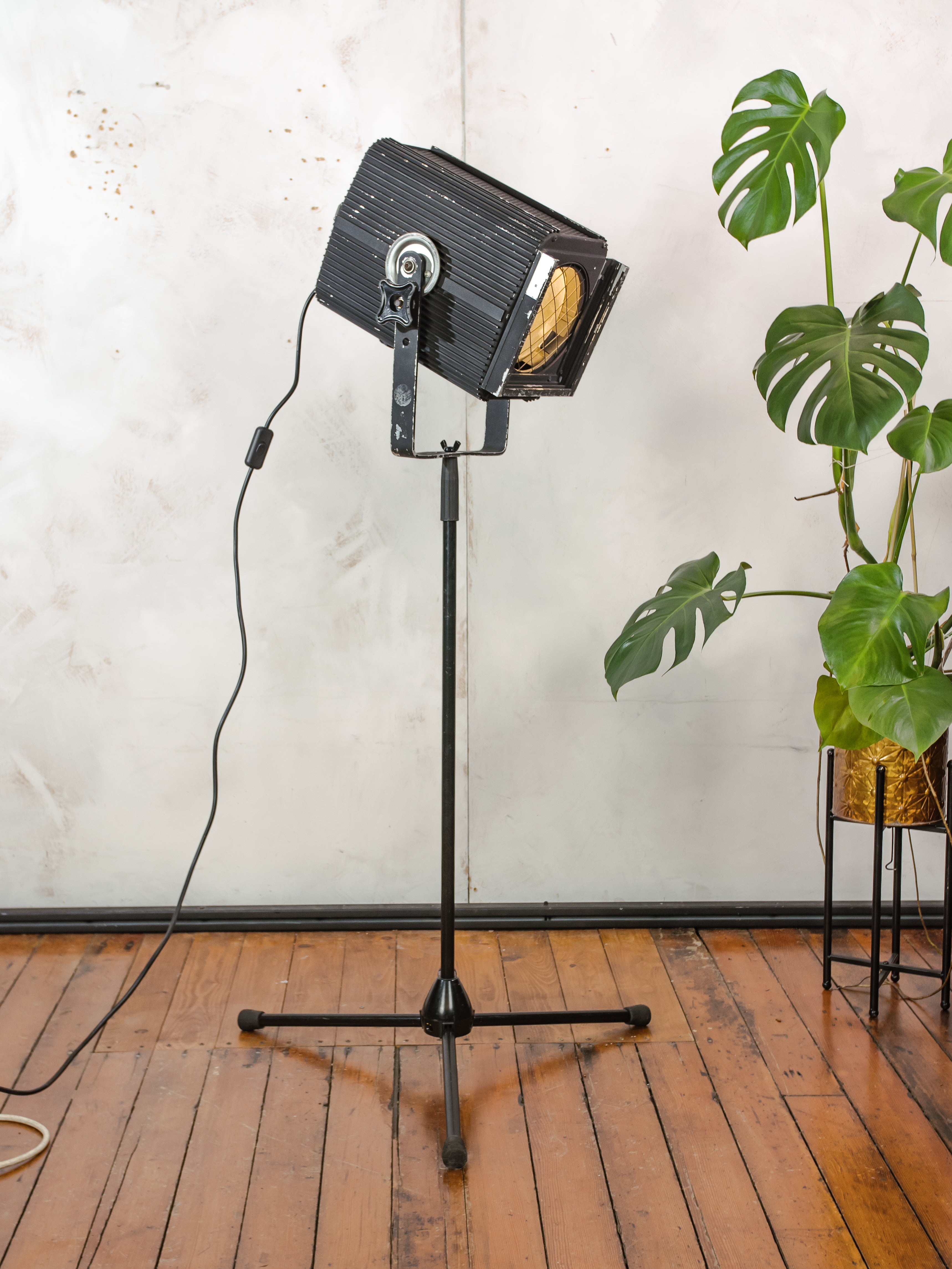 Vintage CCT Theaterlamp op Verstelbaar Statief, Zwarte Upcycled Industriële Vloerlamp Jaren '80