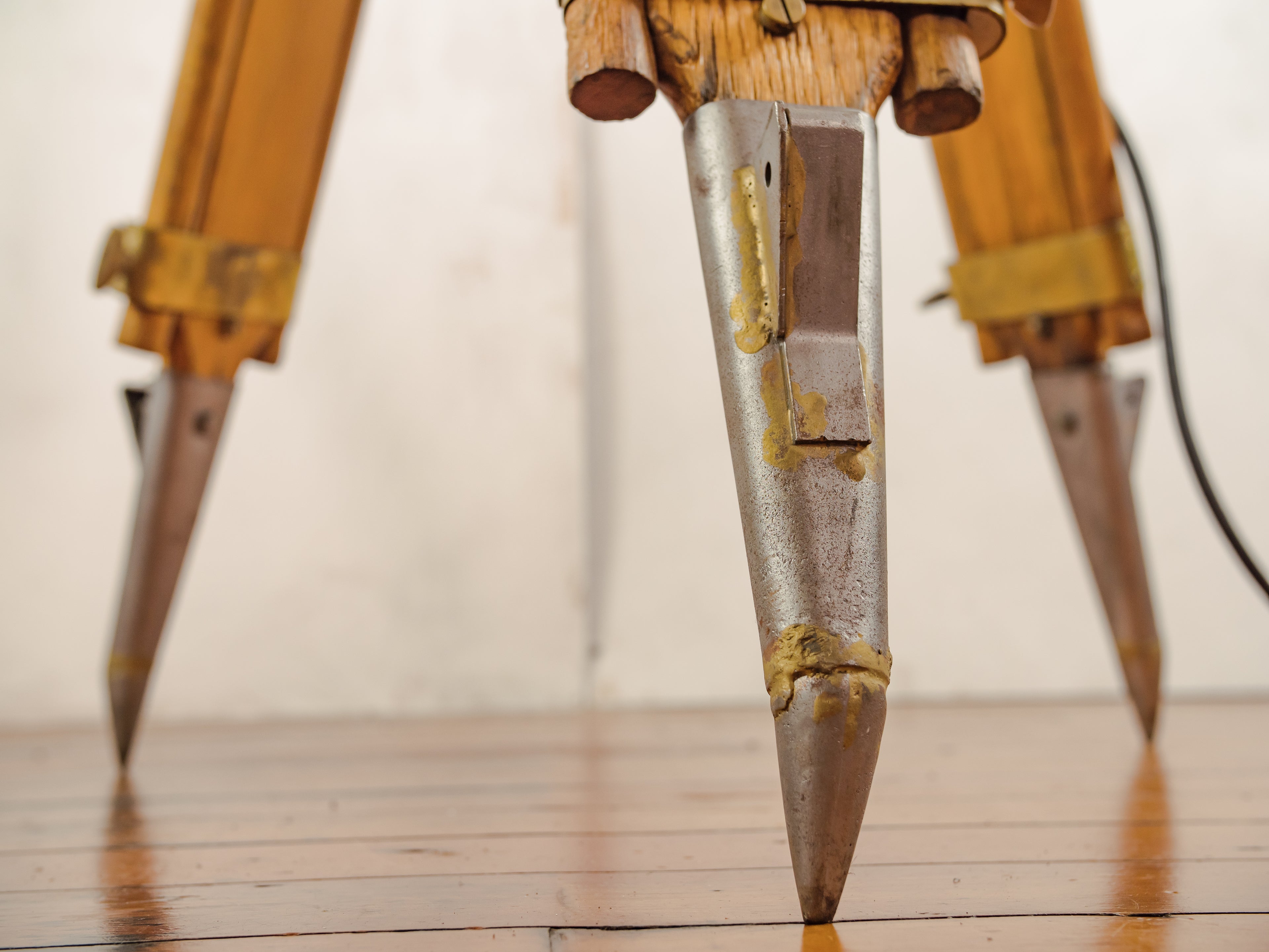 1930s Hewitt Universal Antique Hollywood Film Spotlight Floor Lamp Wooden Surveyors Tripod, Polished Theatre Projector, Collectors Item