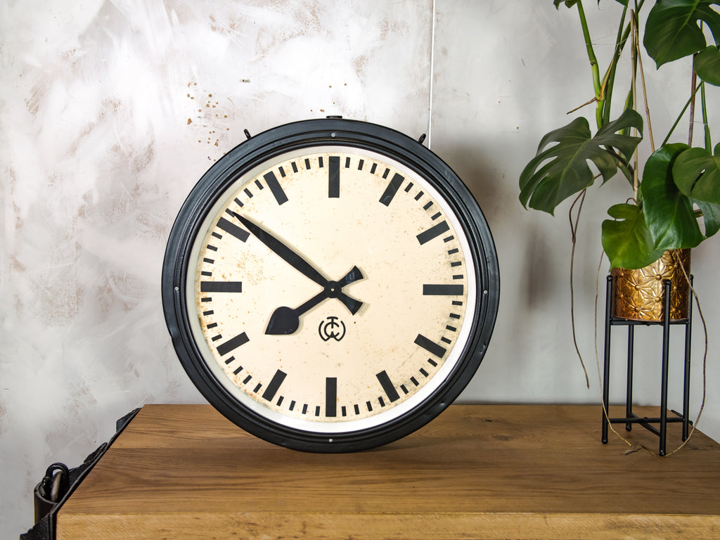 Grande dubbelzijdige stationsklok van CTW Ø75CM / 29,5 inch, Carl Theodor Wagner jaren 50, grote industriële fabriekstijdmeter