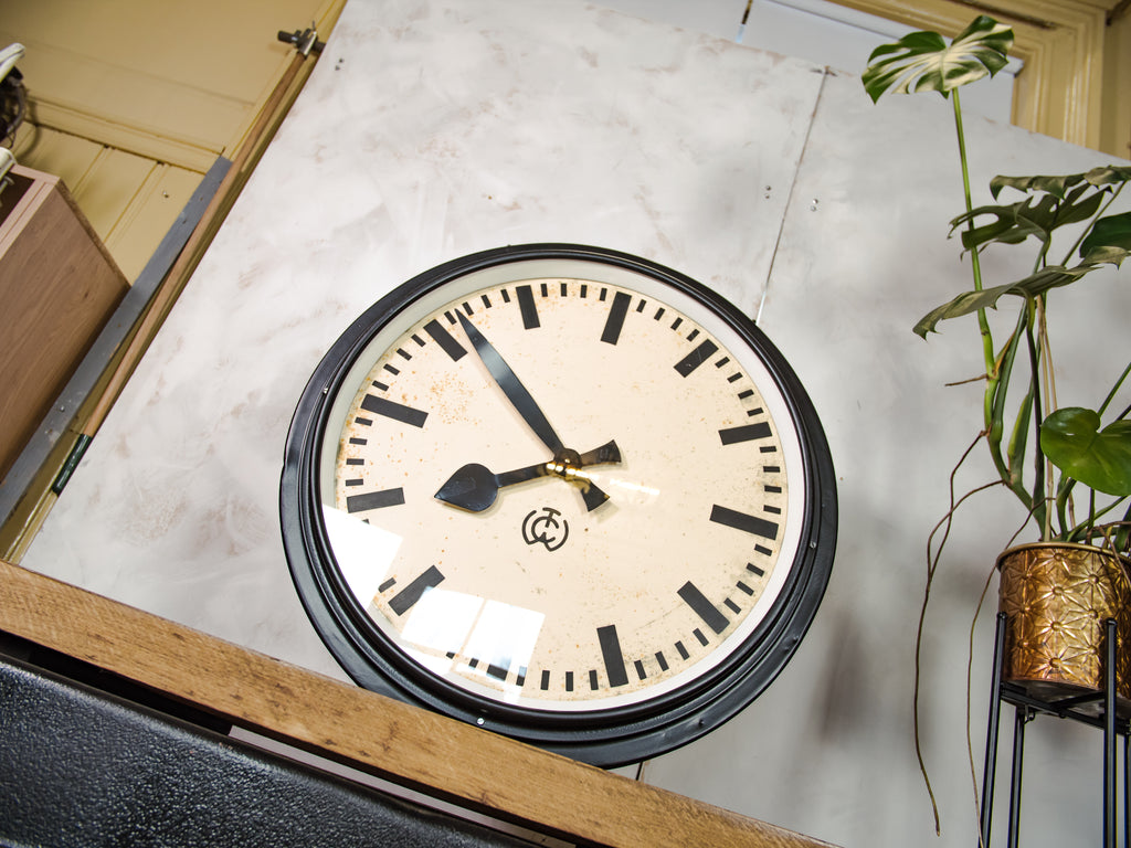 Grande dubbelzijdige stationsklok van CTW Ø75CM / 29,5 inch, Carl Theodor Wagner jaren 50, grote industriële fabriekstijdmeter