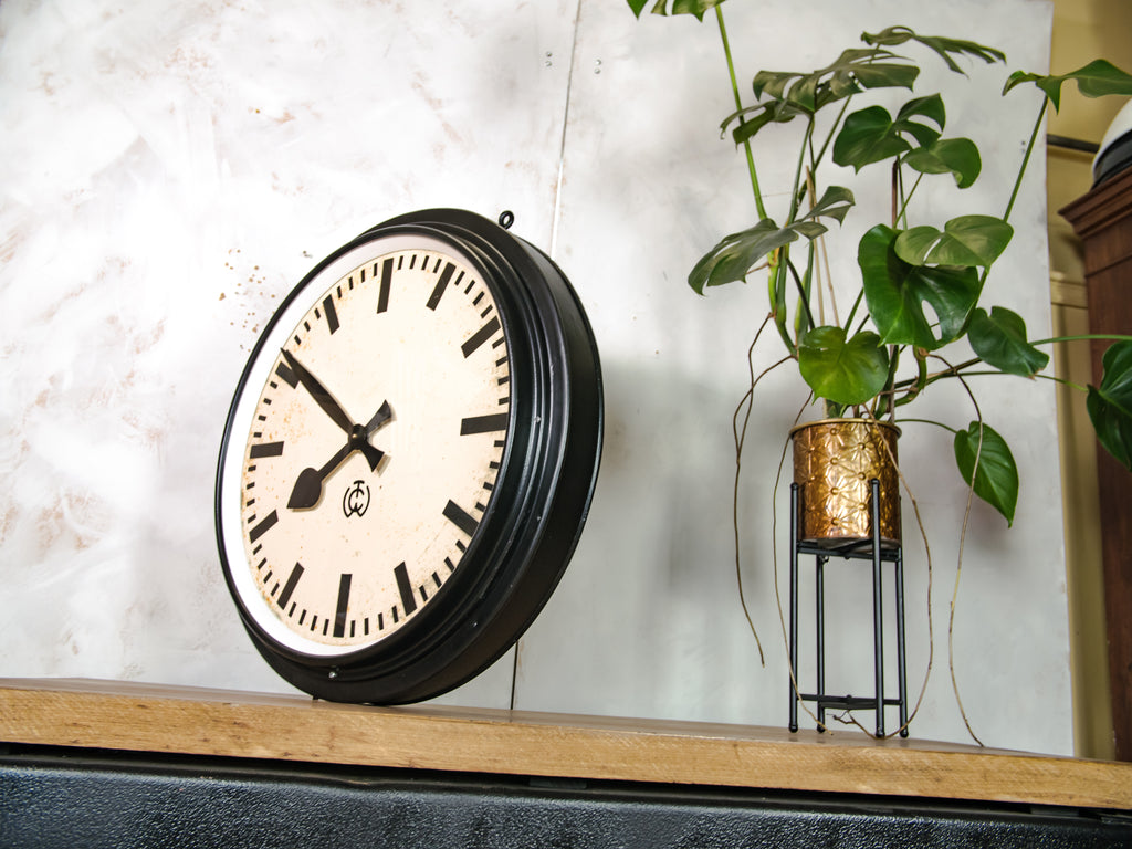 Grande dubbelzijdige stationsklok van CTW Ø75CM / 29,5 inch, Carl Theodor Wagner jaren 50, grote industriële fabriekstijdmeter