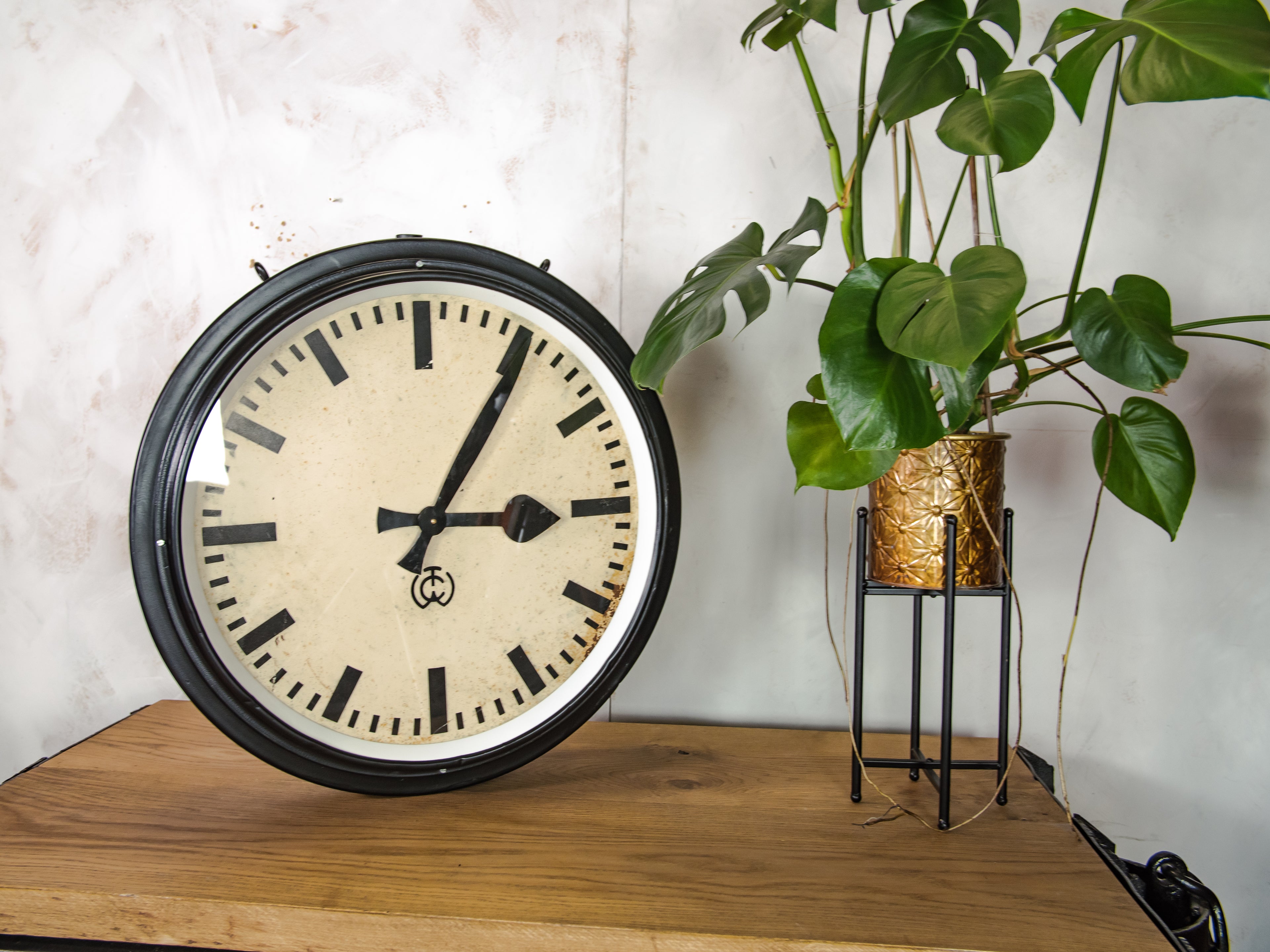 Grande dubbelzijdige stationsklok van CTW Ø75CM / 29,5 inch, Carl Theodor Wagner jaren 50, grote industriële fabriekstijdmeter