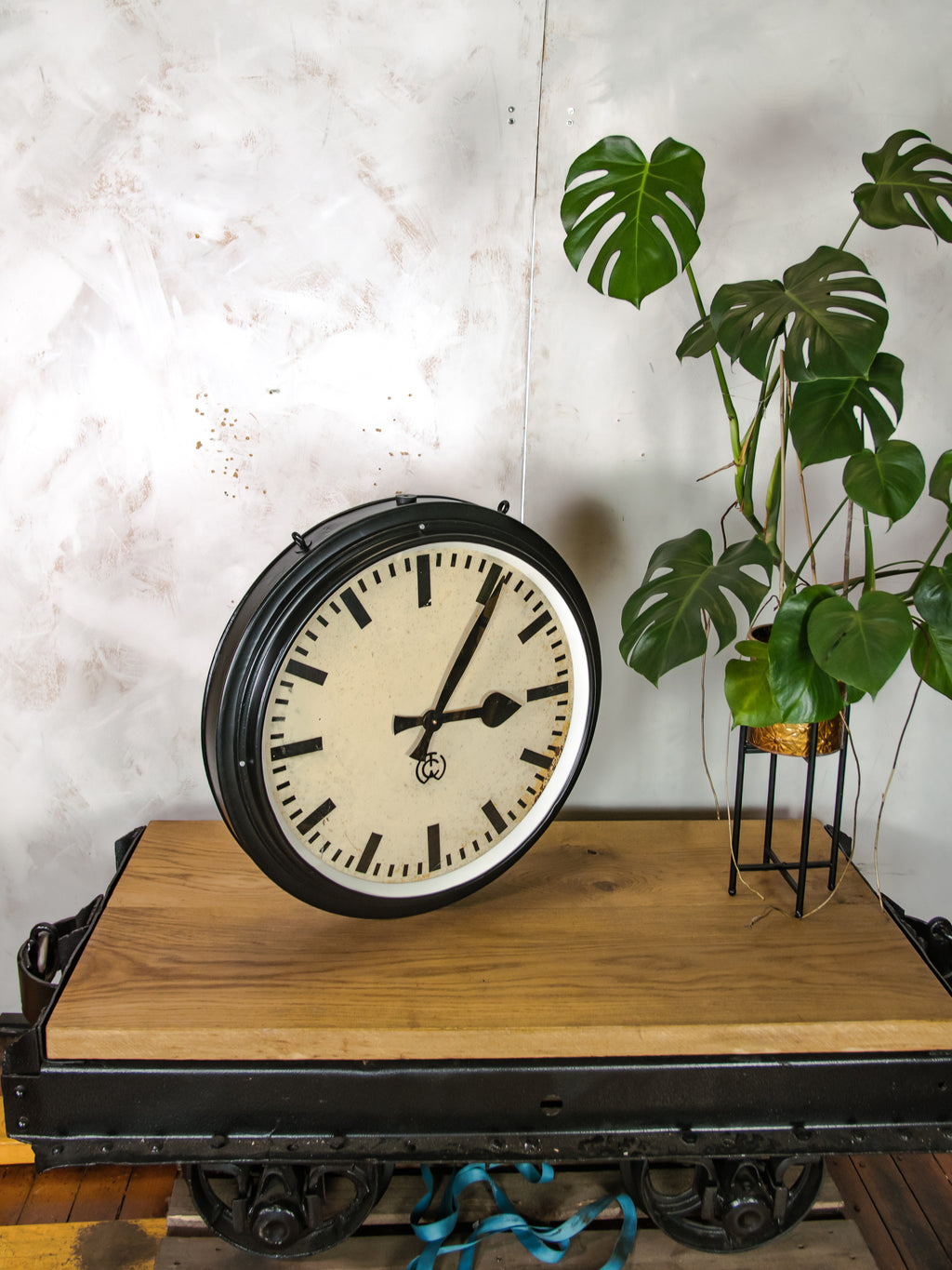 Grande dubbelzijdige stationsklok van CTW Ø75CM / 29,5 inch, Carl Theodor Wagner jaren 50, grote industriële fabriekstijdmeter