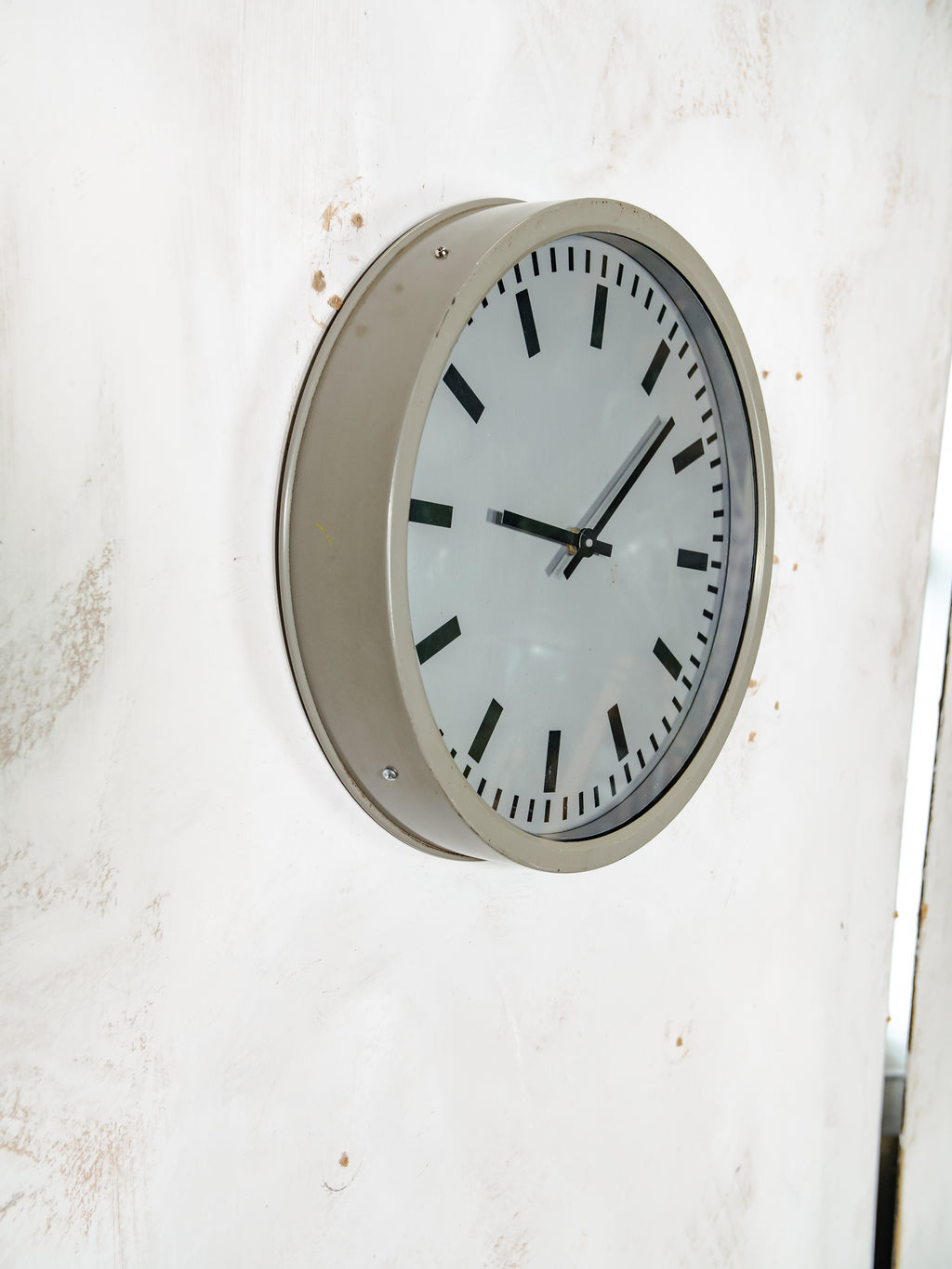 Wandklok uit de jaren 70, industrieel ontwerp gebruikt door PTT Nederland, kwartsmechanisme, diameter 34 cm, vintage schoolklok, tijdwaarnemer