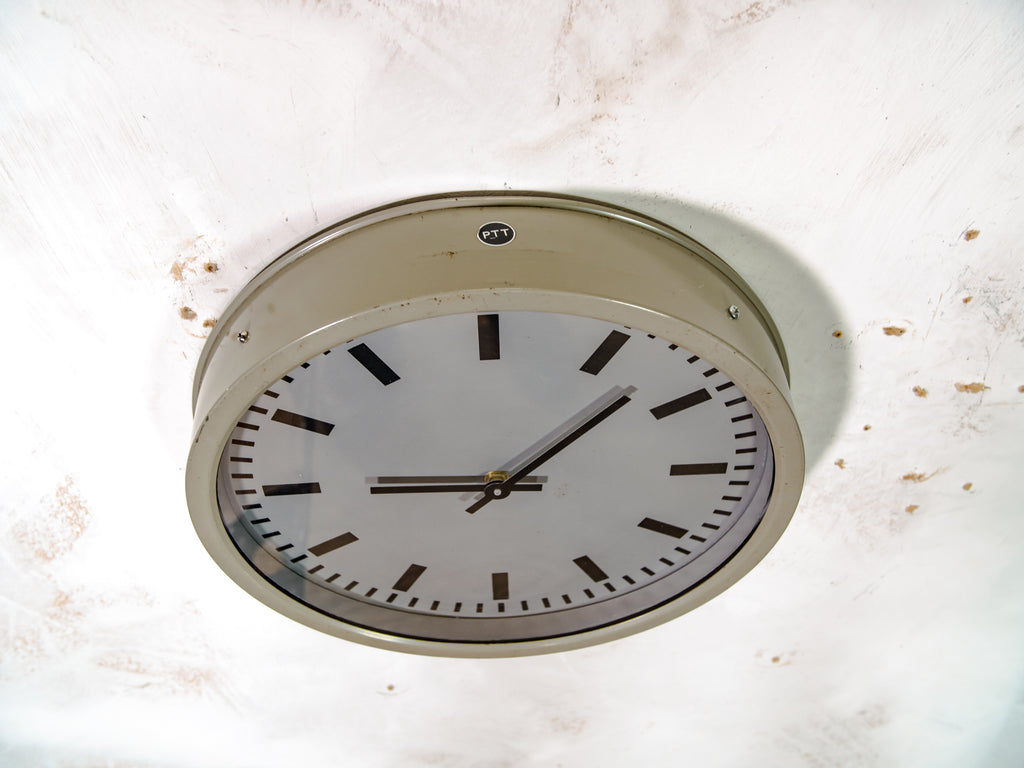 Wandklok uit de jaren 70, industrieel ontwerp gebruikt door PTT Nederland, kwartsmechanisme, diameter 34 cm, vintage schoolklok, tijdwaarnemer