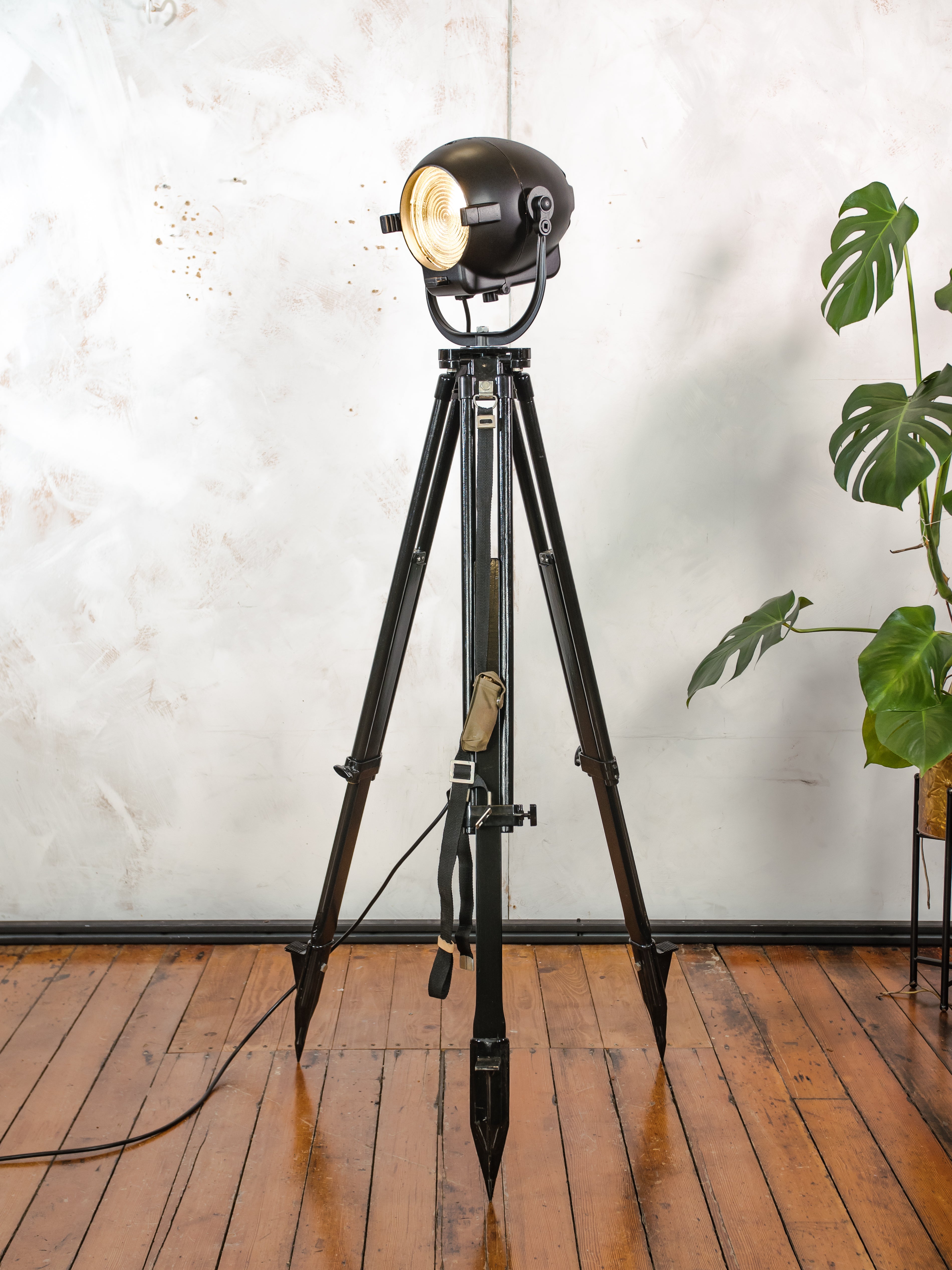 Vintage Strand Electric Patt 123 Spotlight op houten landmetersstatief, gerestaureerde jaren 50 zwarte theater vloerlamp, The Egg van Morgan McLeod