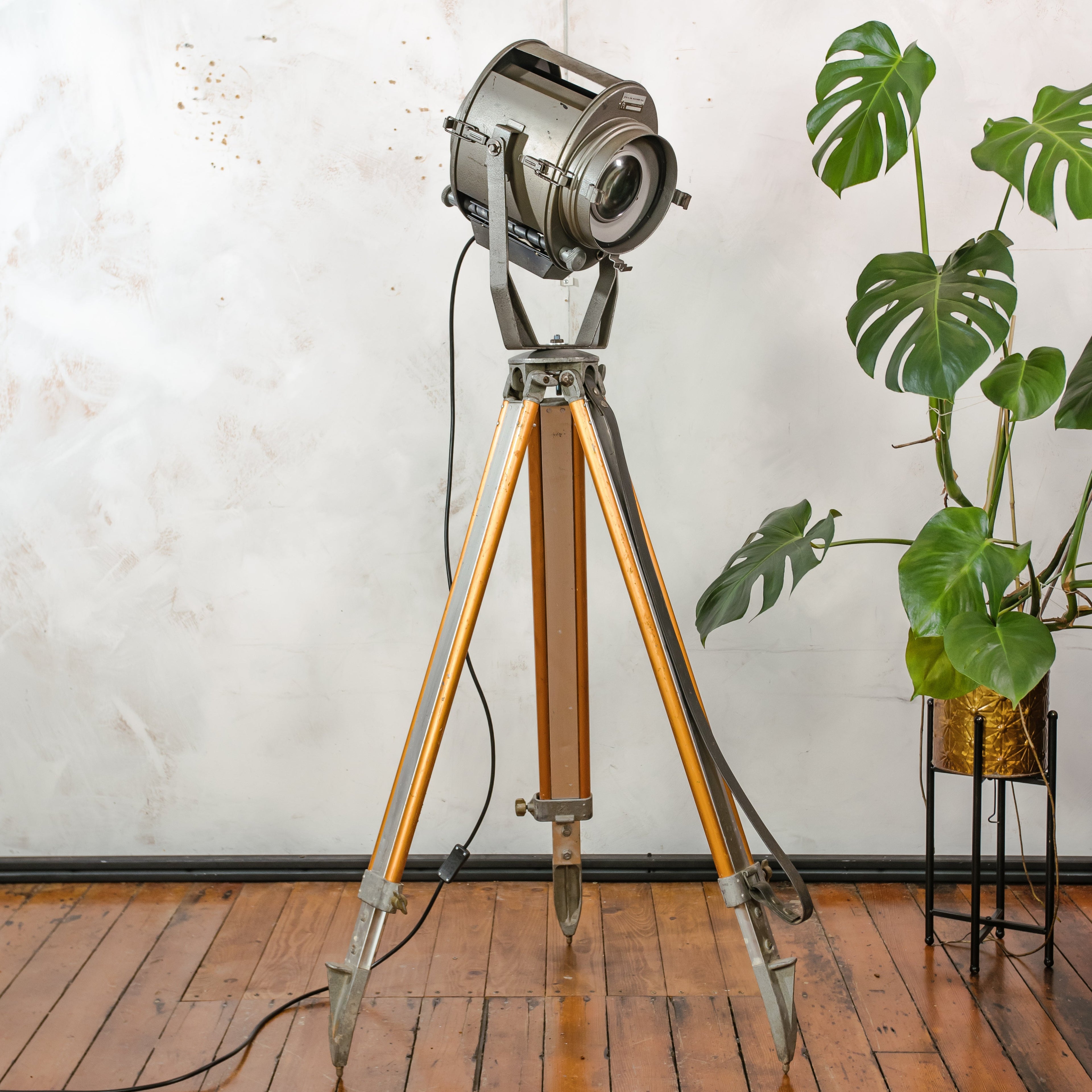 Vintage jaren '60 Industriële Vloerlamp, ADB België Theater Spot, Retro Podiumlamp op Verstelbaar Landmeetstatief