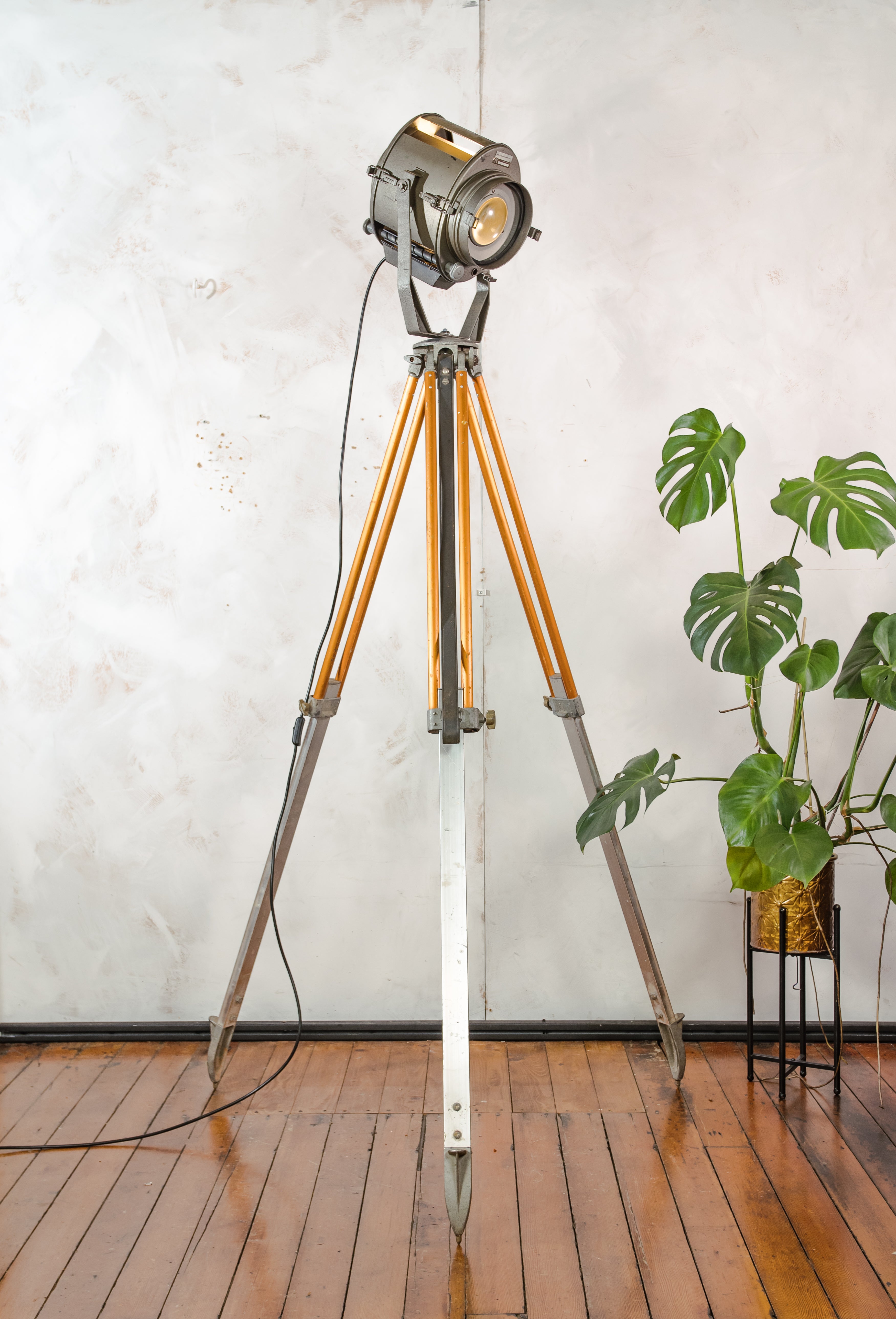 Vintage jaren '60 Industriële Vloerlamp, ADB België Theater Spot, Retro Podiumlamp op Verstelbaar Landmeetstatief