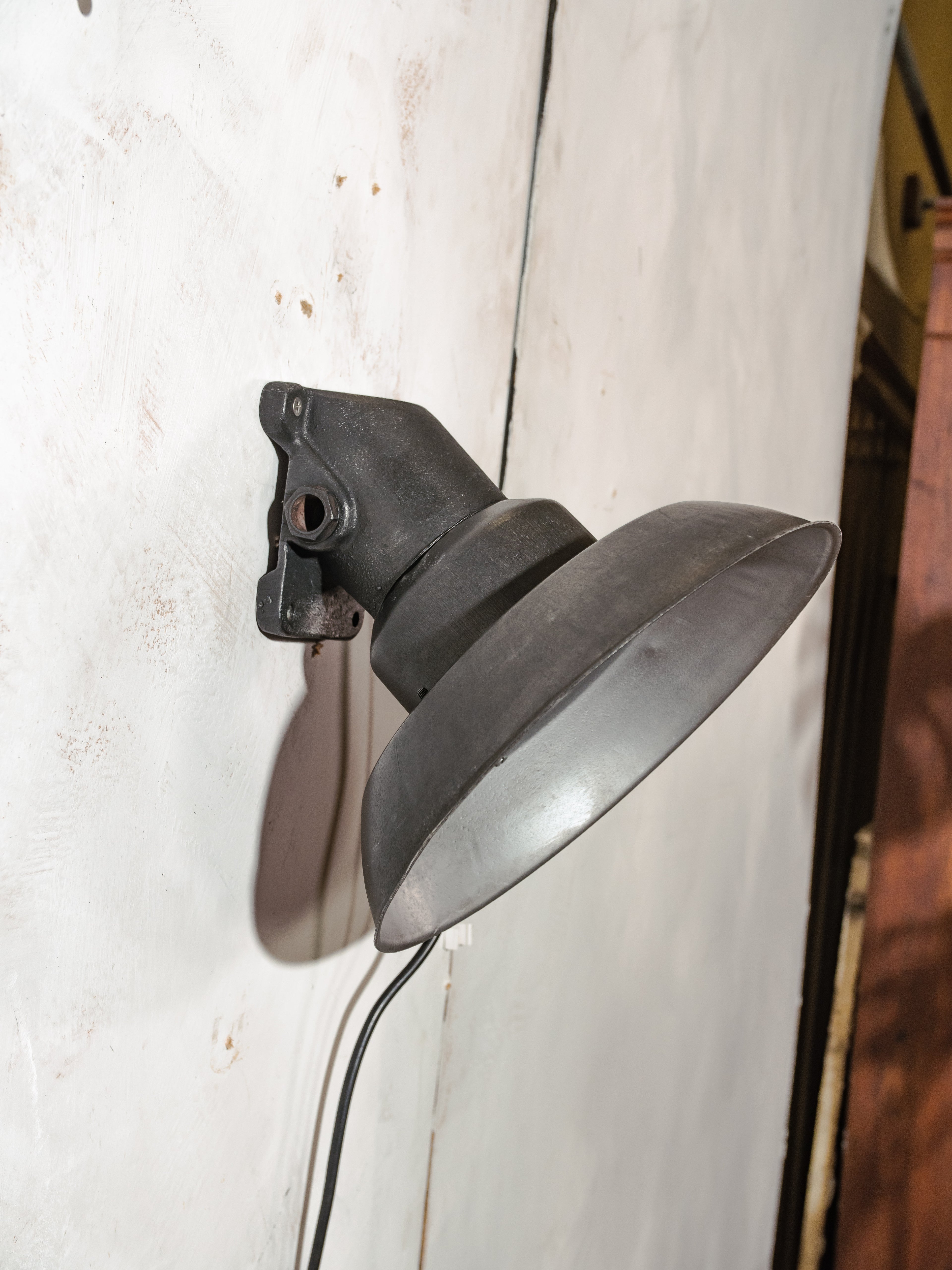 Vintage Boerenhuis Wandlamp, Unieke Industriële Fabrieksverlichting, Zwarte Machine Wandlamp met Patina