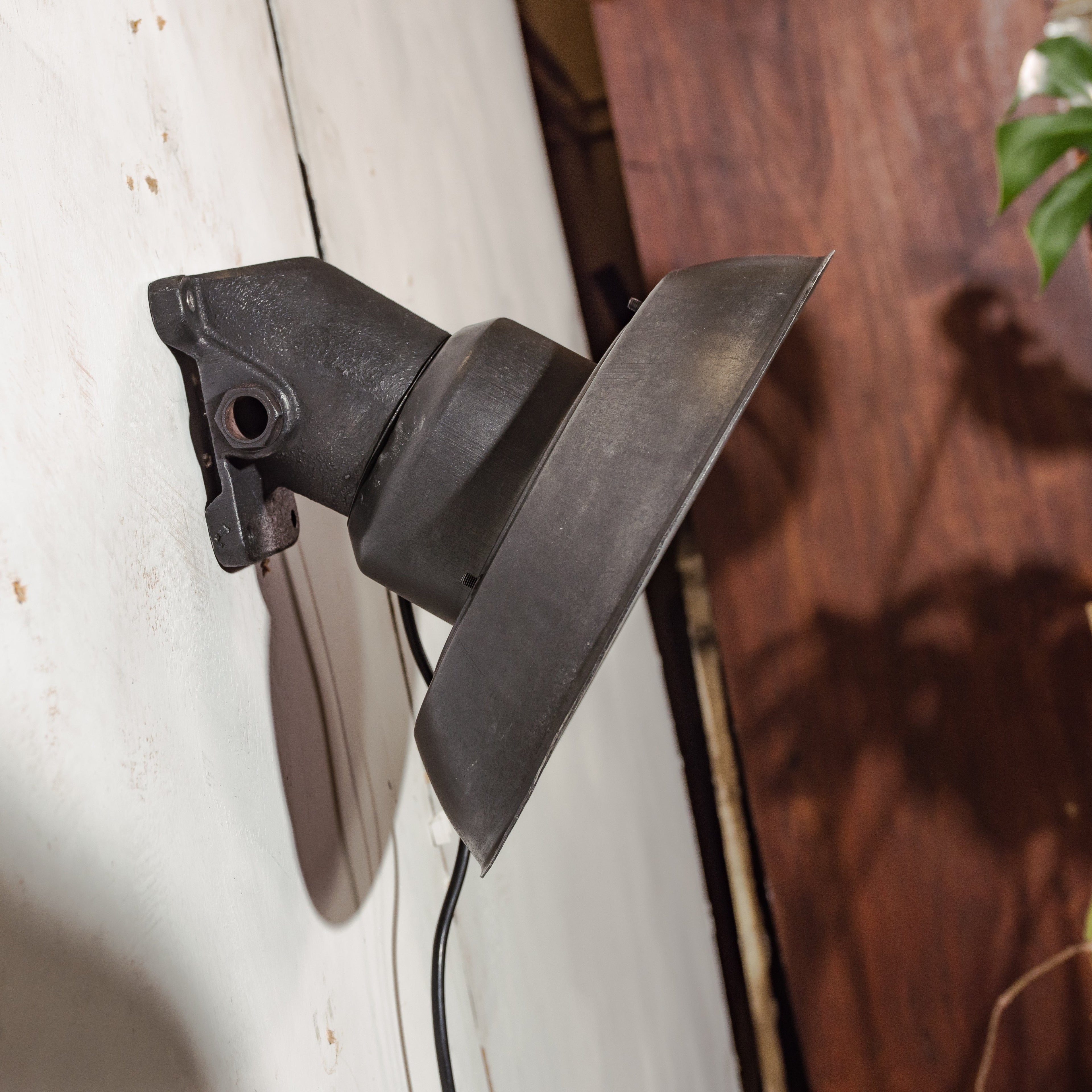 Vintage Boerenhuis Wandlamp, Unieke Industriële Fabrieksverlichting, Zwarte Machine Wandlamp met Patina