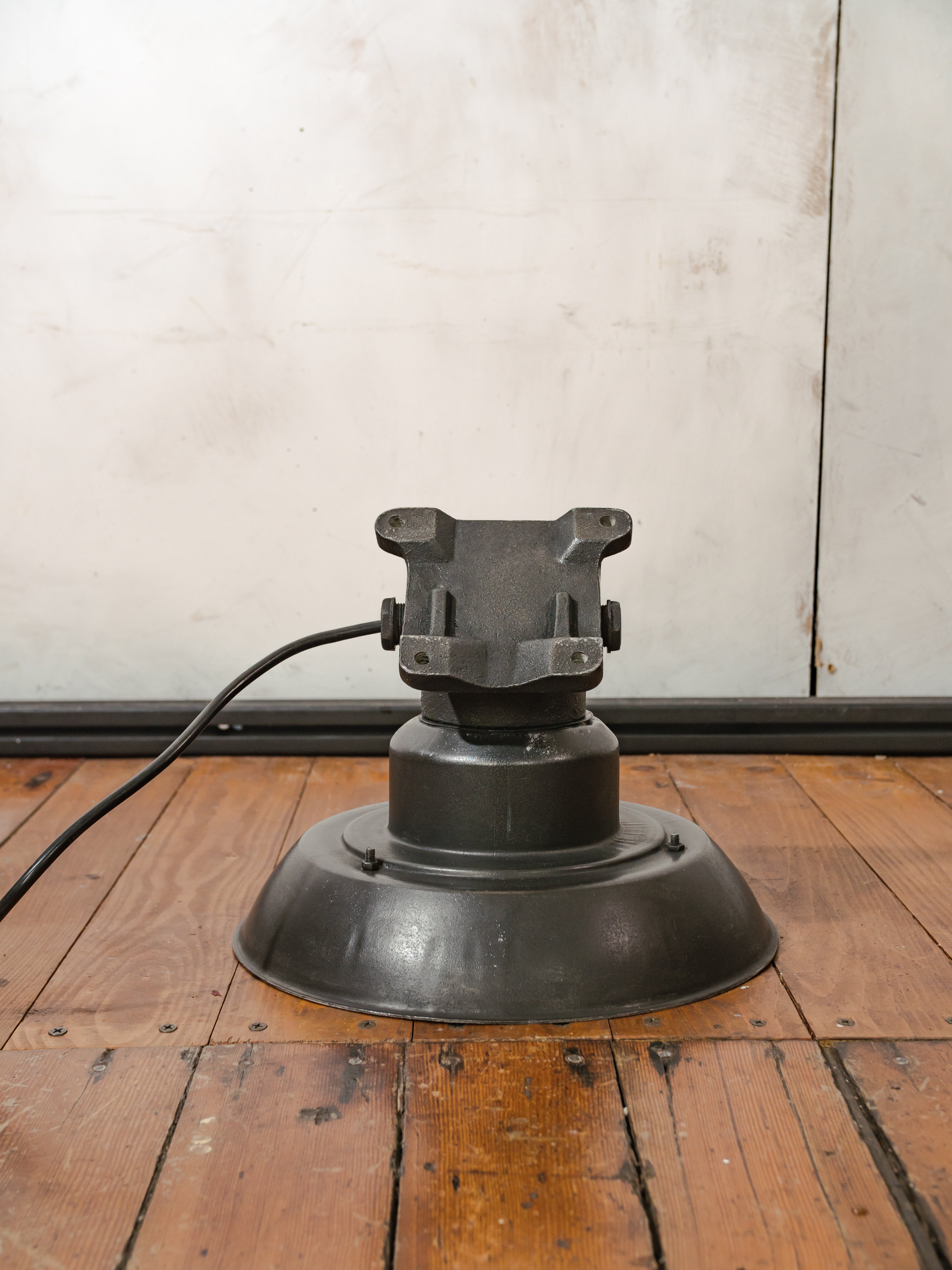 Vintage Boerenhuis Wandlamp, Unieke Industriële Fabrieksverlichting, Zwarte Machine Wandlamp met Patina