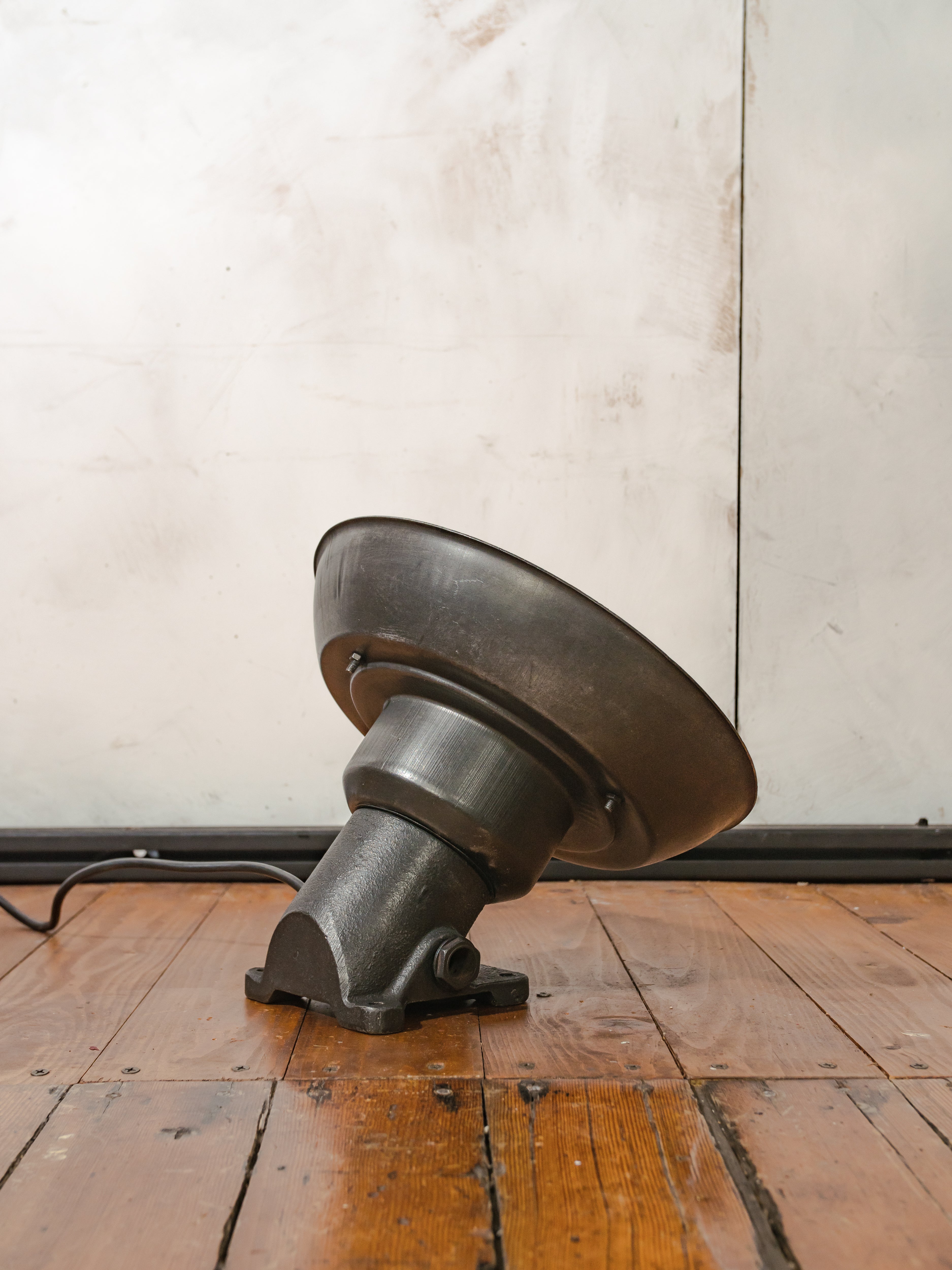 Vintage Boerenhuis Wandlamp, Unieke Industriële Fabrieksverlichting, Zwarte Machine Wandlamp met Patina