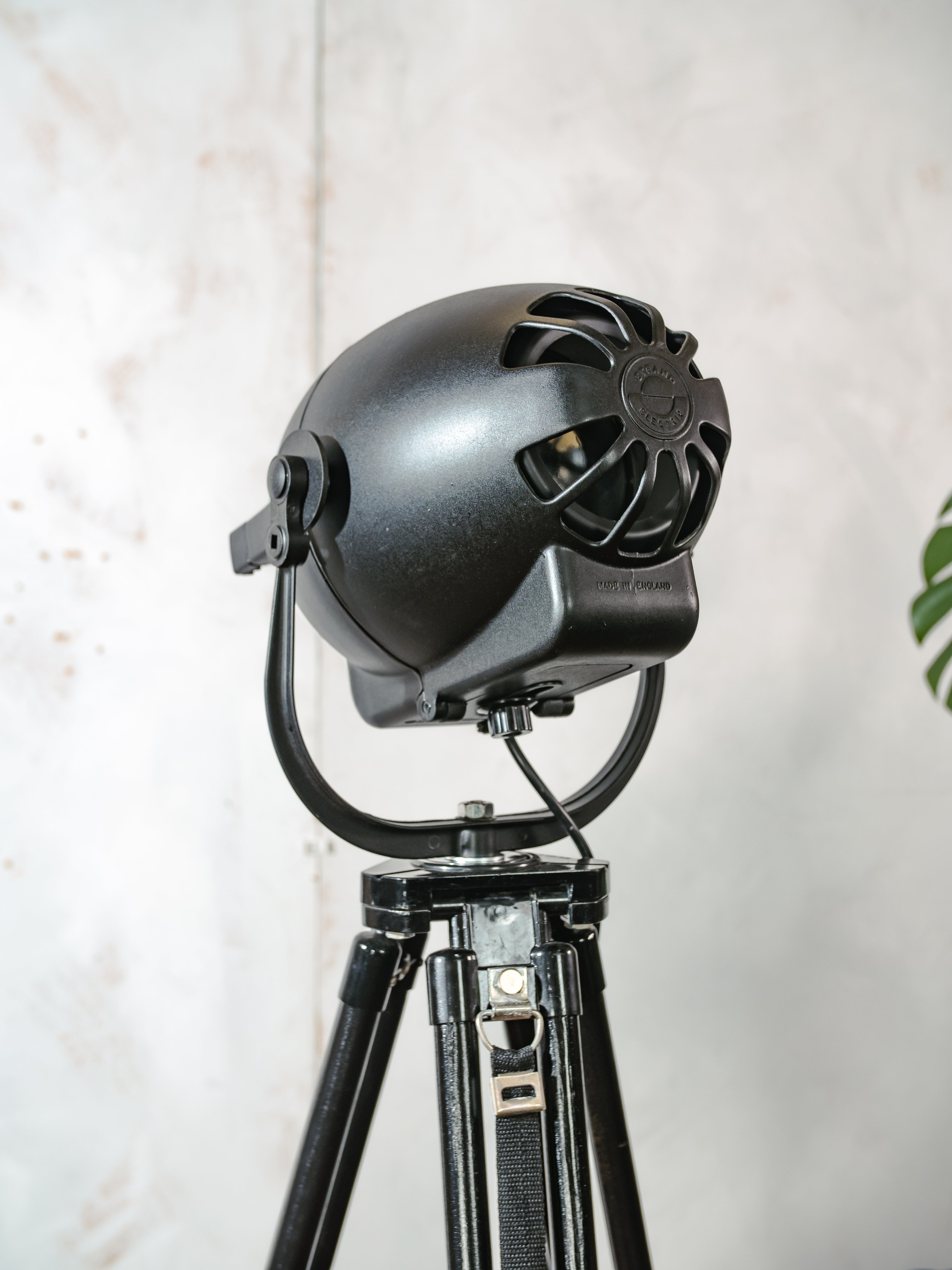 Vintage Strand Electric Patt 123 Spotlight op houten landmetersstatief, gerestaureerde jaren 50 zwarte theater vloerlamp, The Egg van Morgan McLeod
