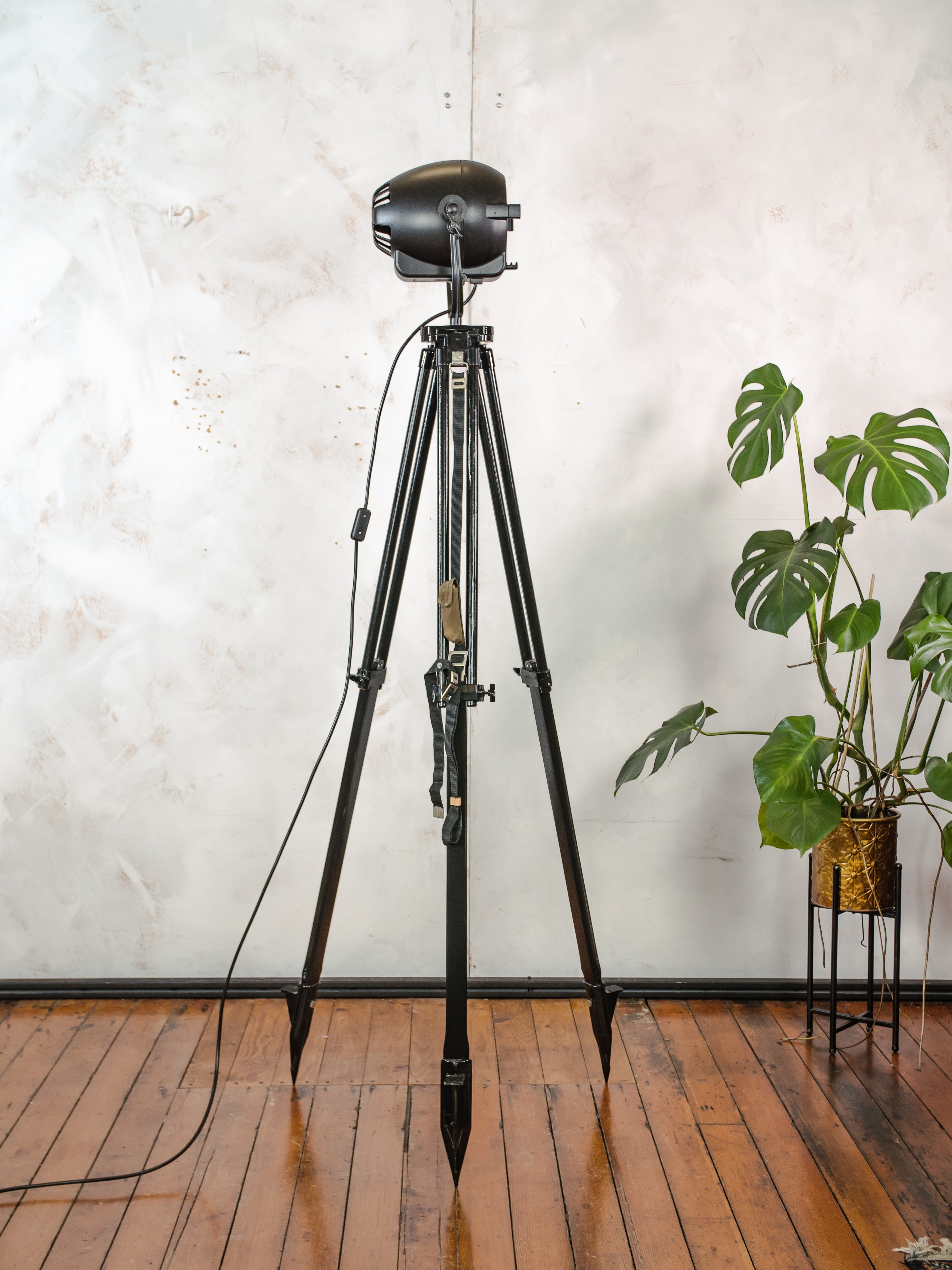 Vintage Strand Electric Patt 123 Spotlight op houten landmetersstatief, gerestaureerde jaren 50 zwarte theater vloerlamp, The Egg van Morgan McLeod