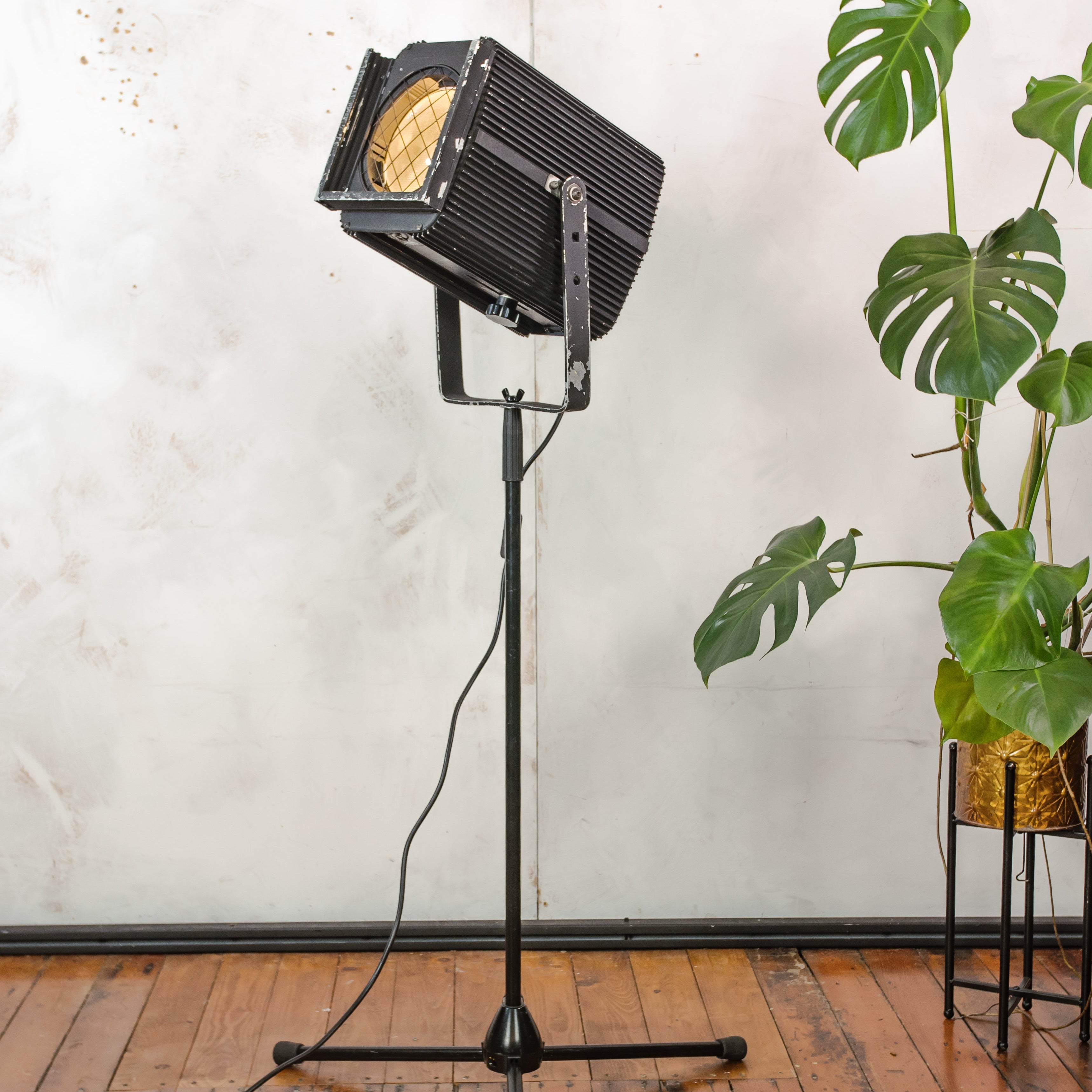 Vintage CCT Theaterlamp op Verstelbaar Statief, Zwarte Upcycled Industriële Vloerlamp Jaren '80