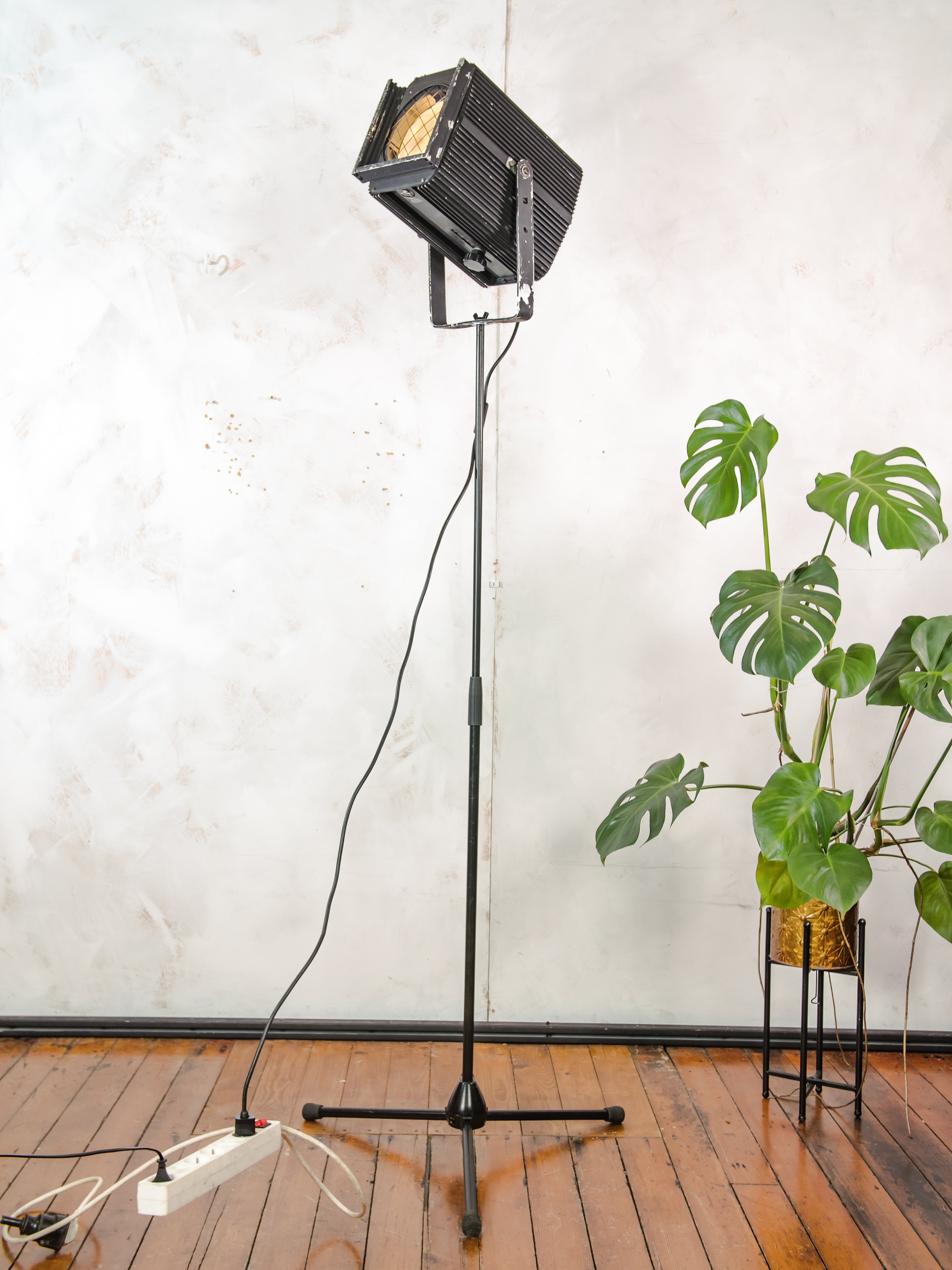 Vintage CCT Theaterlamp op Verstelbaar Statief, Zwarte Upcycled Industriële Vloerlamp Jaren '80