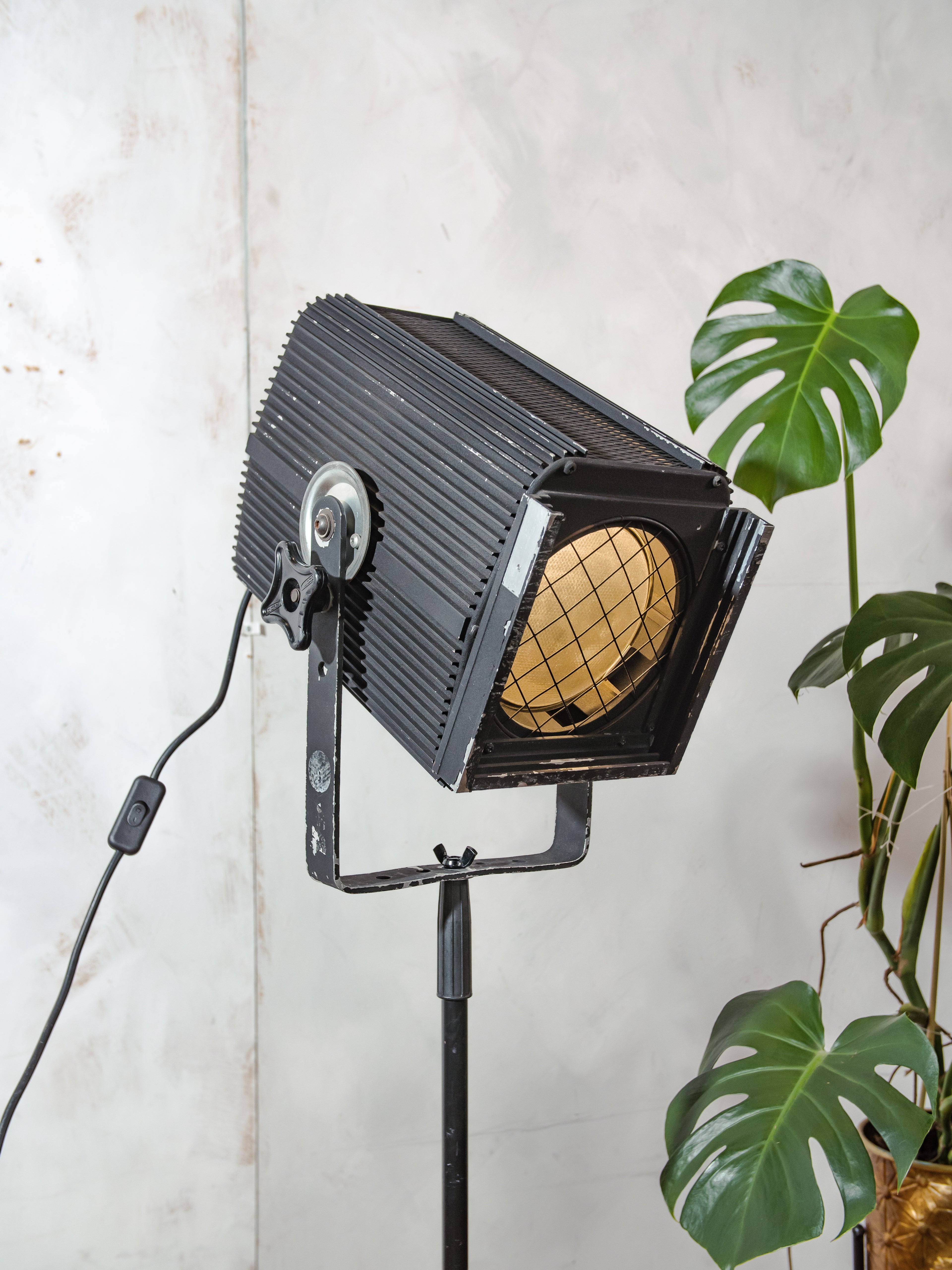 Vintage CCT Theaterlamp op Verstelbaar Statief, Zwarte Upcycled Industriële Vloerlamp Jaren '80