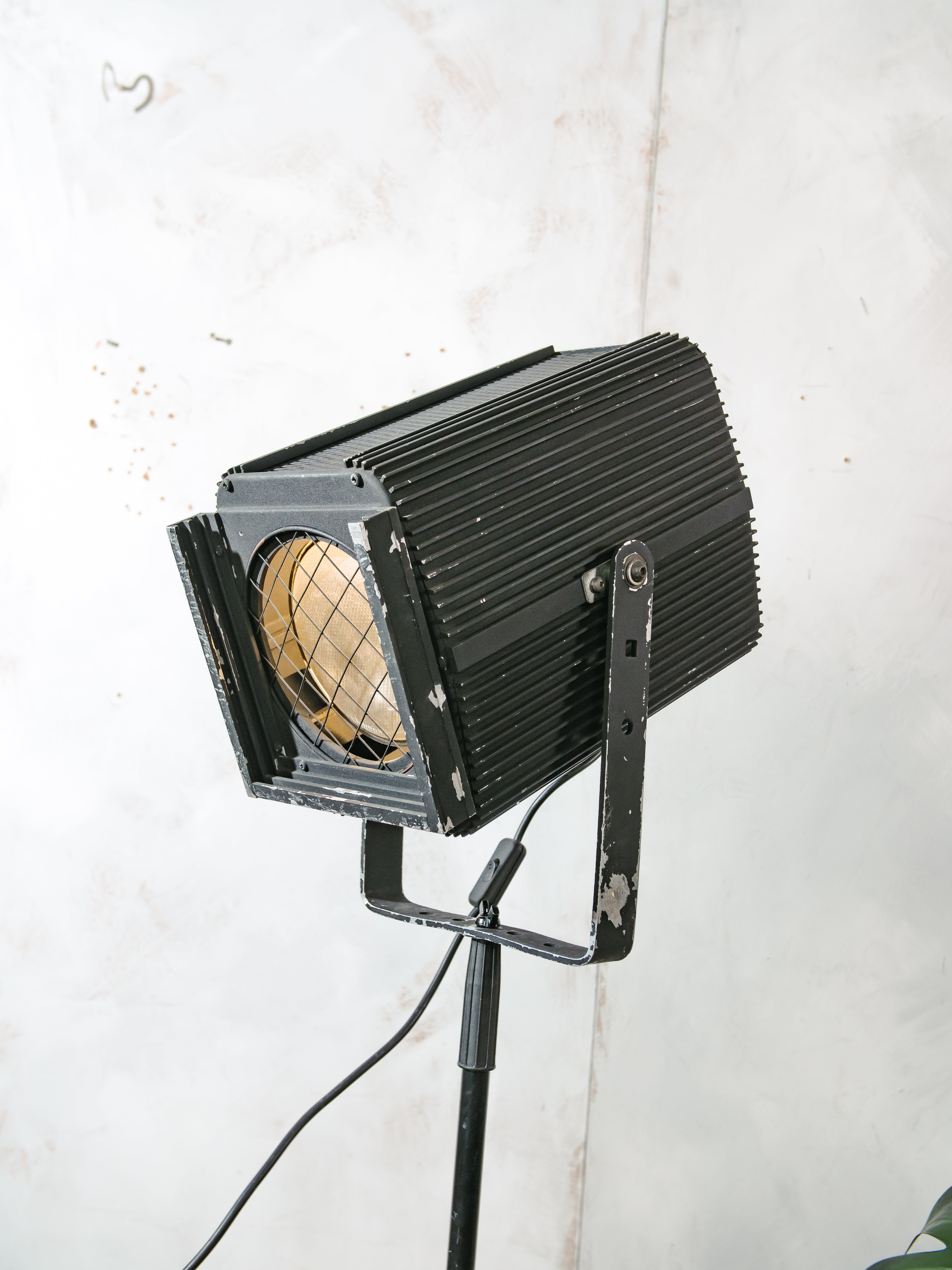Vintage CCT Theaterlamp op Verstelbaar Statief, Zwarte Upcycled Industriële Vloerlamp Jaren '80