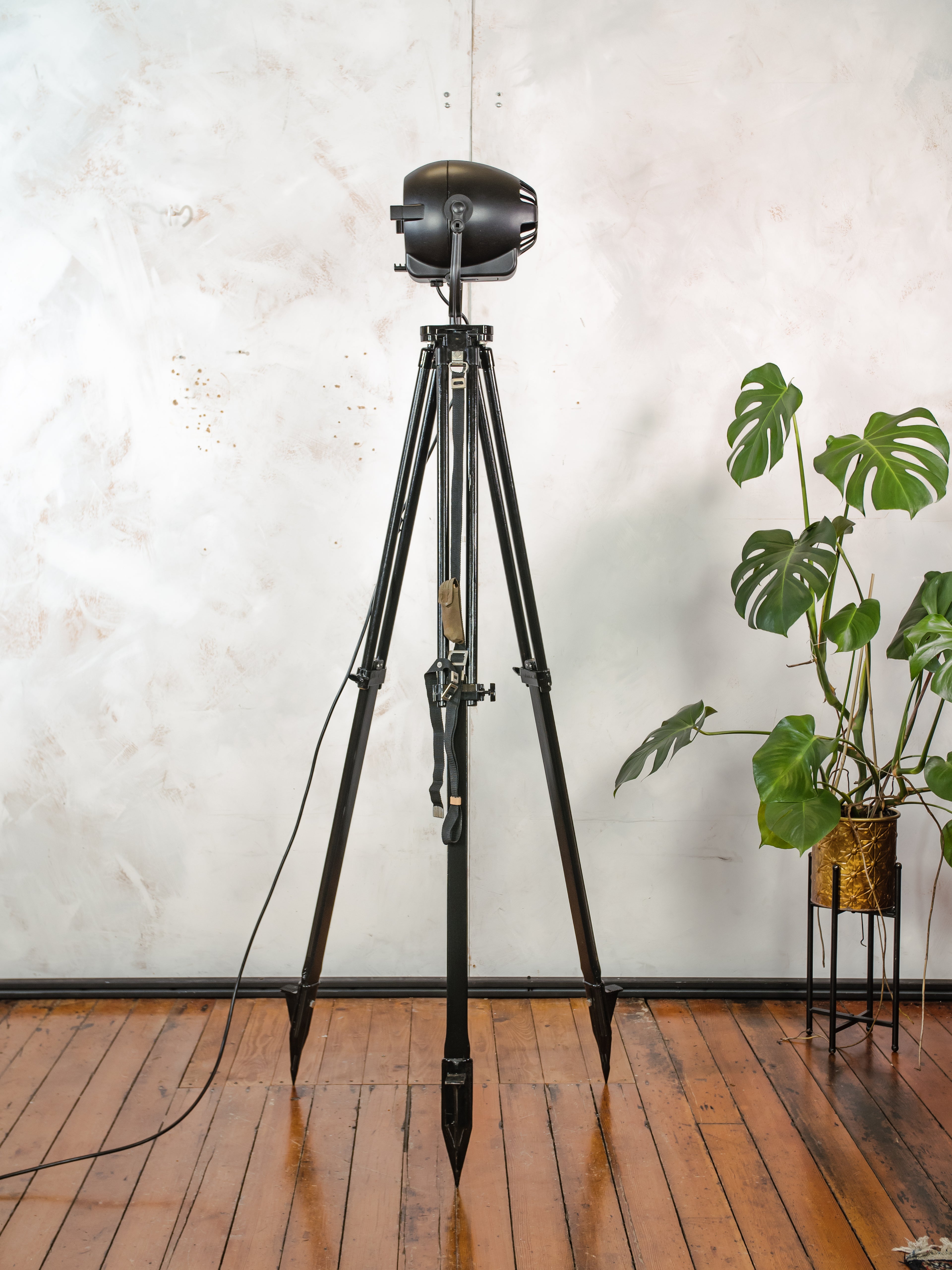 Vintage Strand Electric Patt 123 Spotlight op houten landmetersstatief, gerestaureerde jaren 50 zwarte theater vloerlamp, The Egg van Morgan McLeod