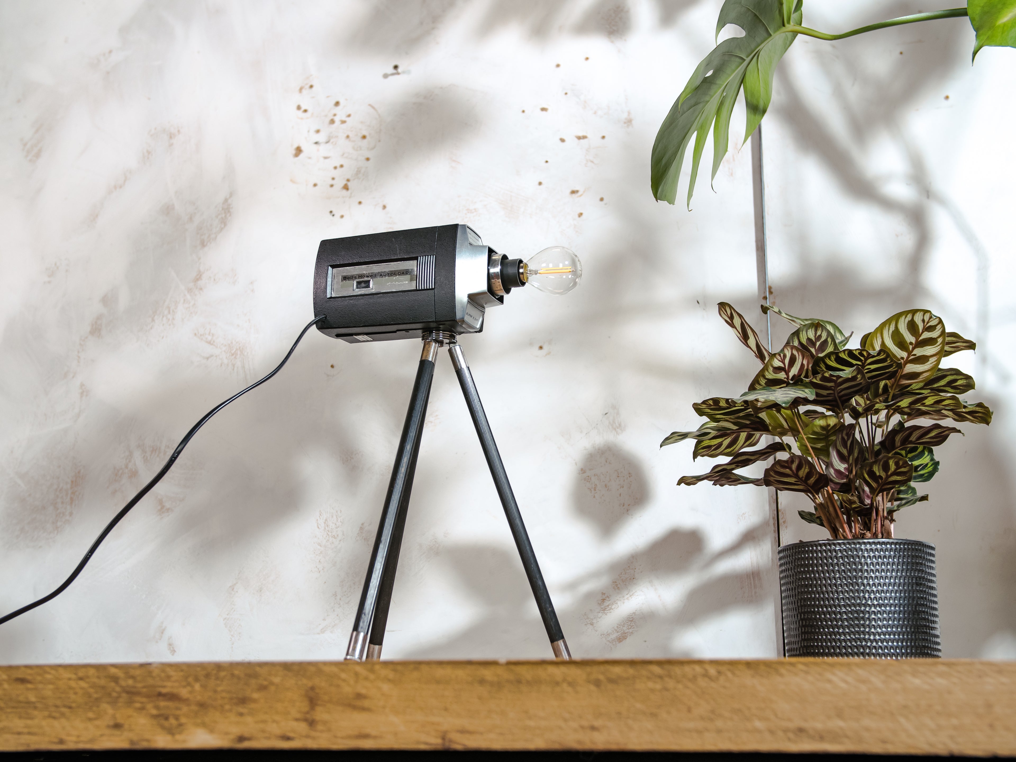 Vintage Bell & Howell Super 8 Filmcamera Bureaulamp, Upcycled Tafellamp op antiek Statief