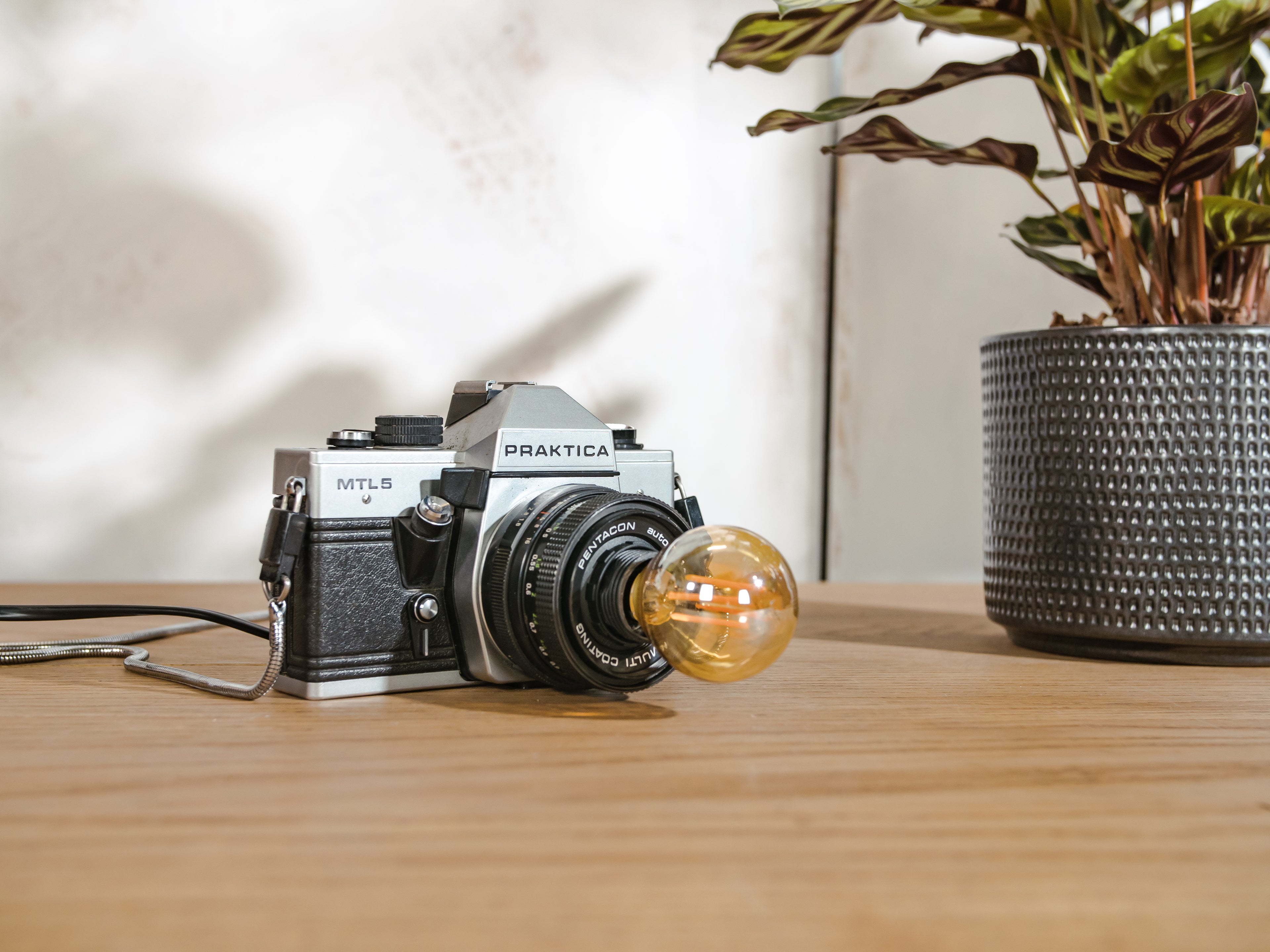 Vintage Praktica MTL5 Cameralamp met Pentacon 50mm Lens | Upcycled Bureau- of Wandlamp | Industriële LED-Verlichting met Vintage Charme