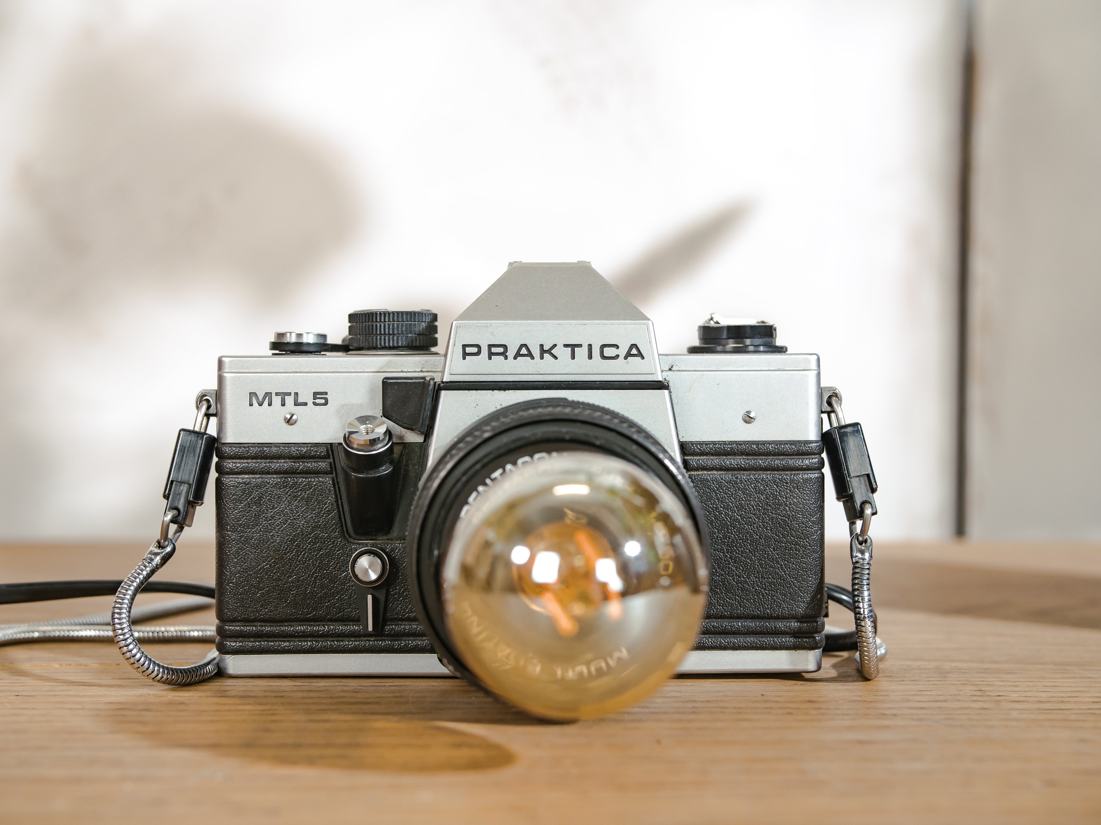 Vintage Praktica MTL5 Cameralamp met Pentacon 50mm Lens | Upcycled Bureau- of Wandlamp | Industriële LED-Verlichting met Vintage Charme