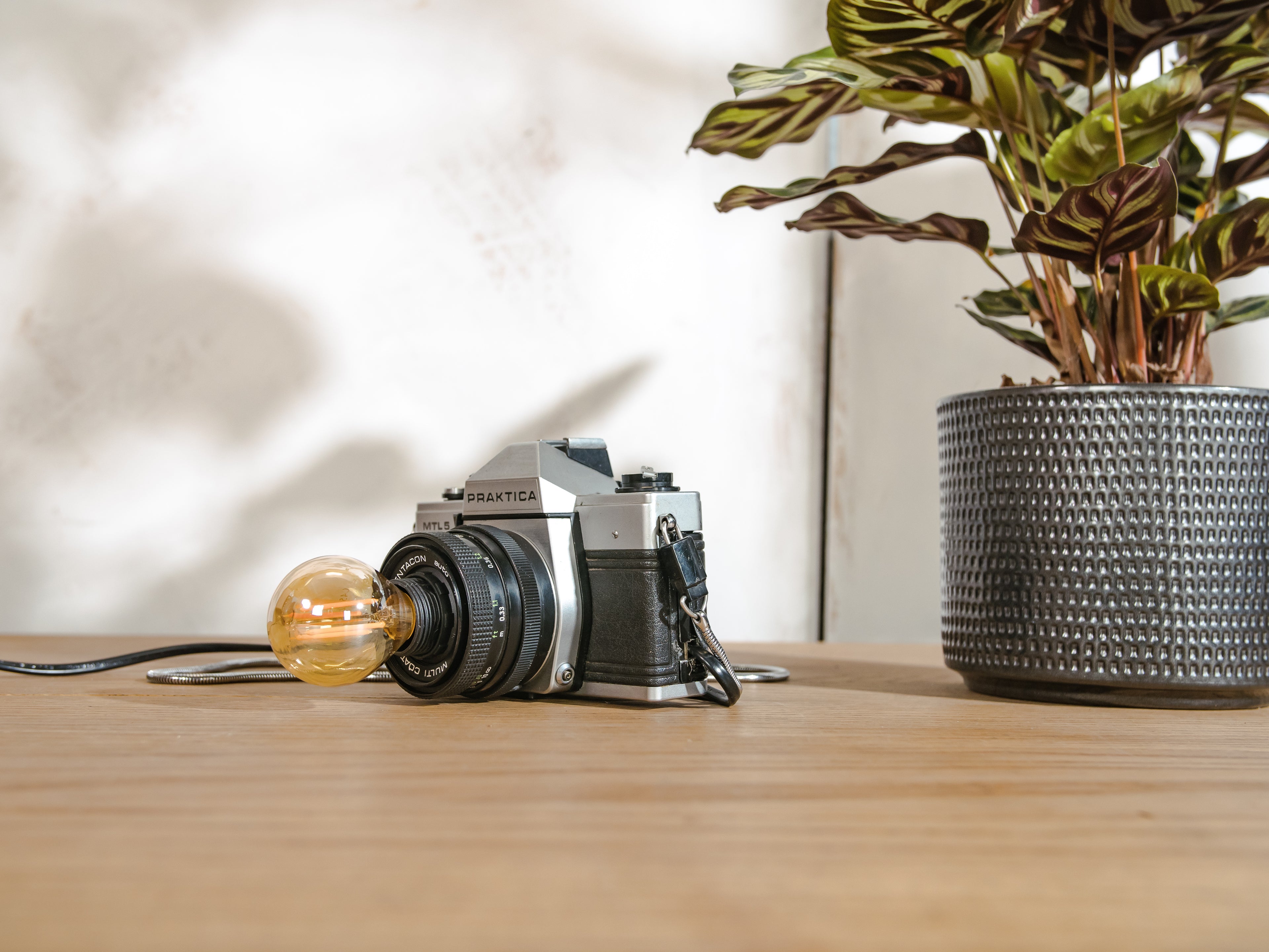 Vintage Praktica MTL5 Cameralamp met Pentacon 50mm Lens | Upcycled Bureau- of Wandlamp | Industriële LED-Verlichting met Vintage Charme