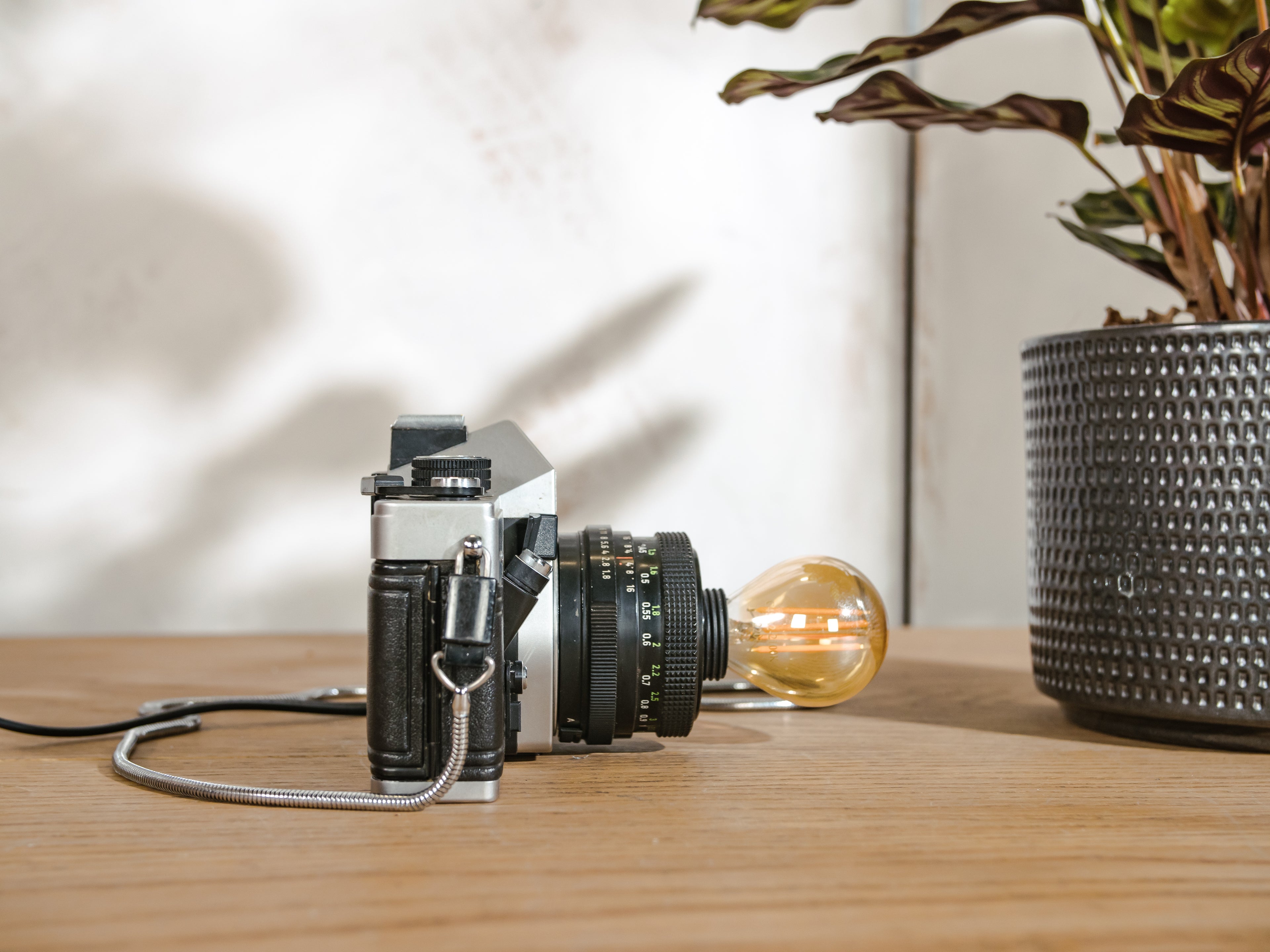 Vintage Praktica MTL5 Cameralamp met Pentacon 50mm Lens | Upcycled Bureau- of Wandlamp | Industriële LED-Verlichting met Vintage Charme