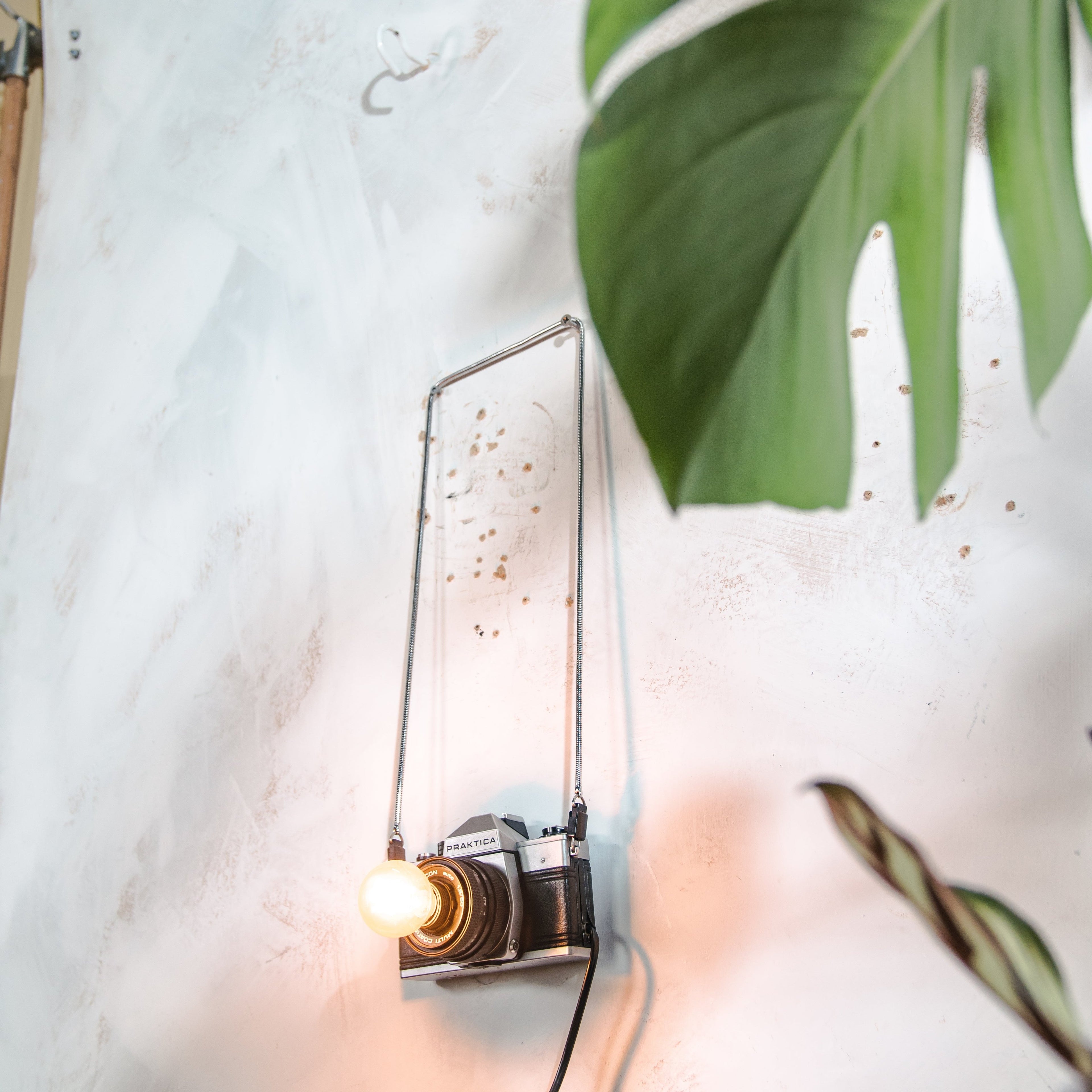 Vintage Praktica MTL5 Cameralamp met Pentacon 50mm Lens | Upcycled Bureau- of Wandlamp | Industriële LED-Verlichting met Vintage Charme