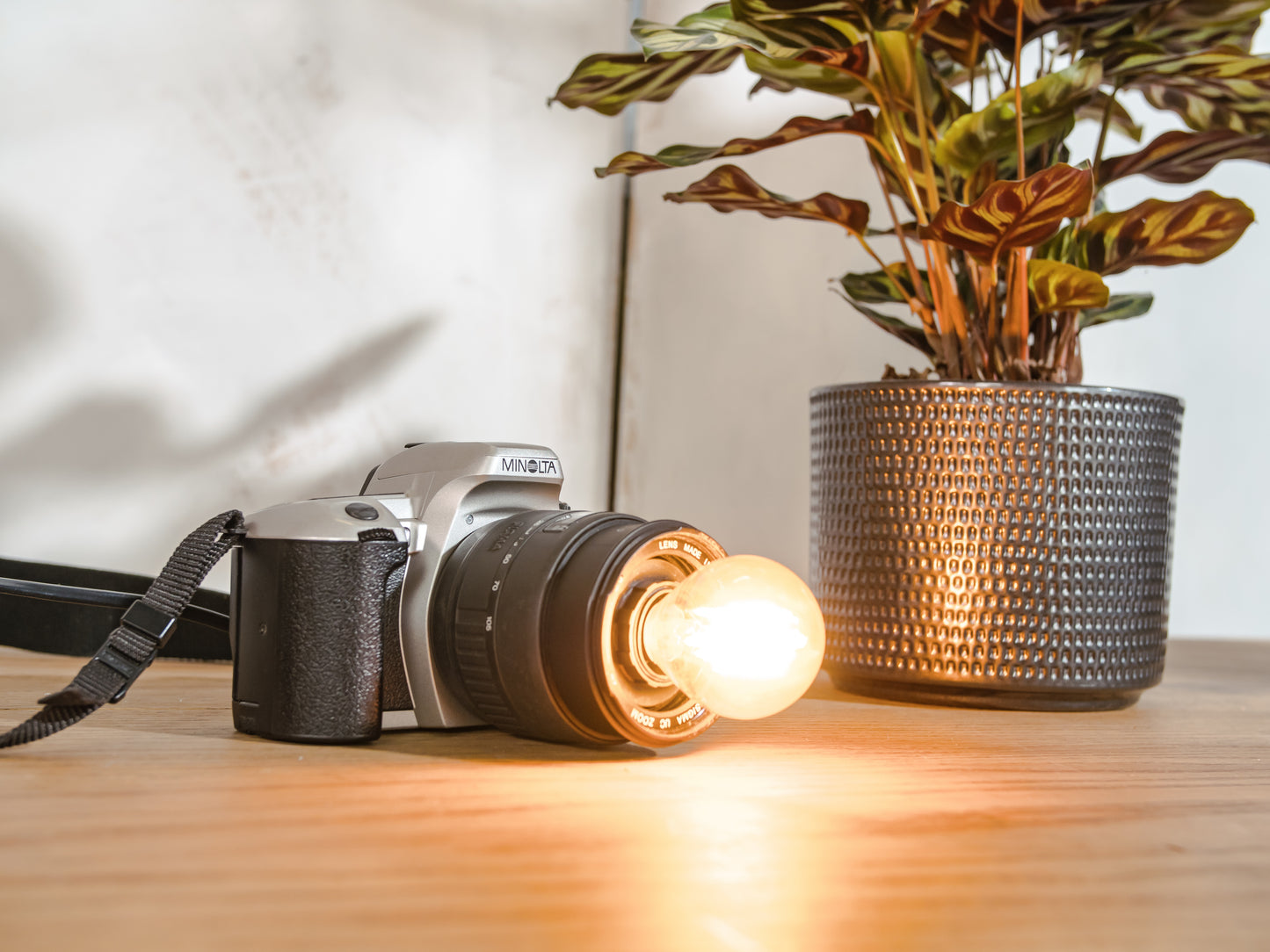 Upcycled Minolta Dynax Camera Table Lamp, Retro SLR Lamp with 28-105mm Lens, E14 Fitting, Wall-Mountable, Unique Photographers gift