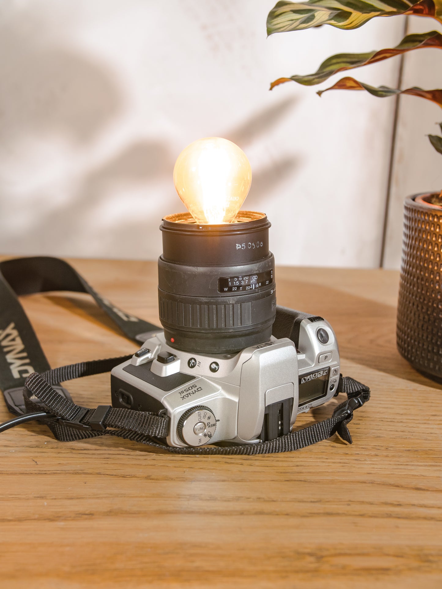 Upcycled Minolta Dynax Camera Table Lamp, Retro SLR Lamp with 28-105mm Lens, E14 Fitting, Wall-Mountable, Unique Photographers gift