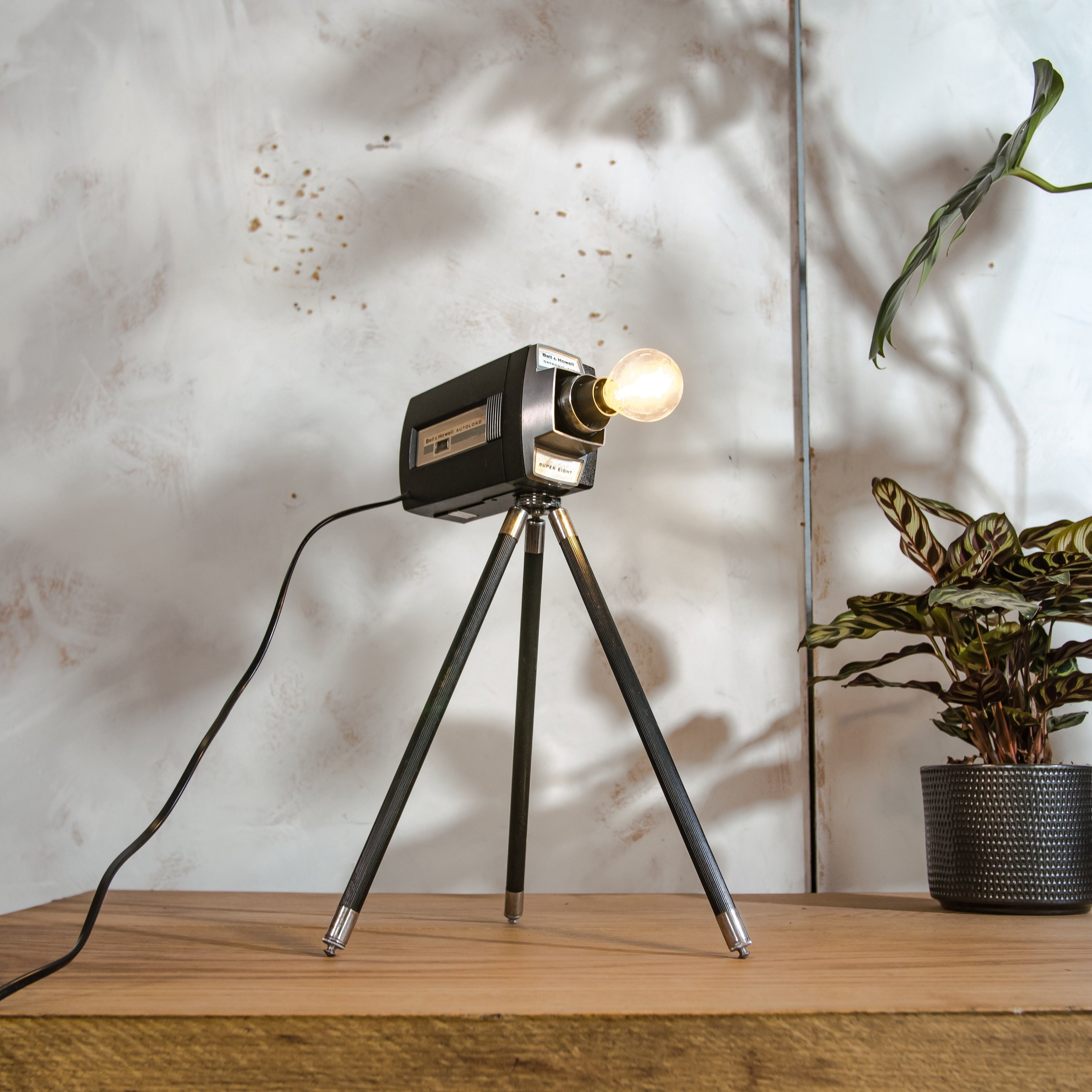 Vintage Bell & Howell Super 8 Filmcamera Bureaulamp, Upcycled Tafellamp op antiek Statief