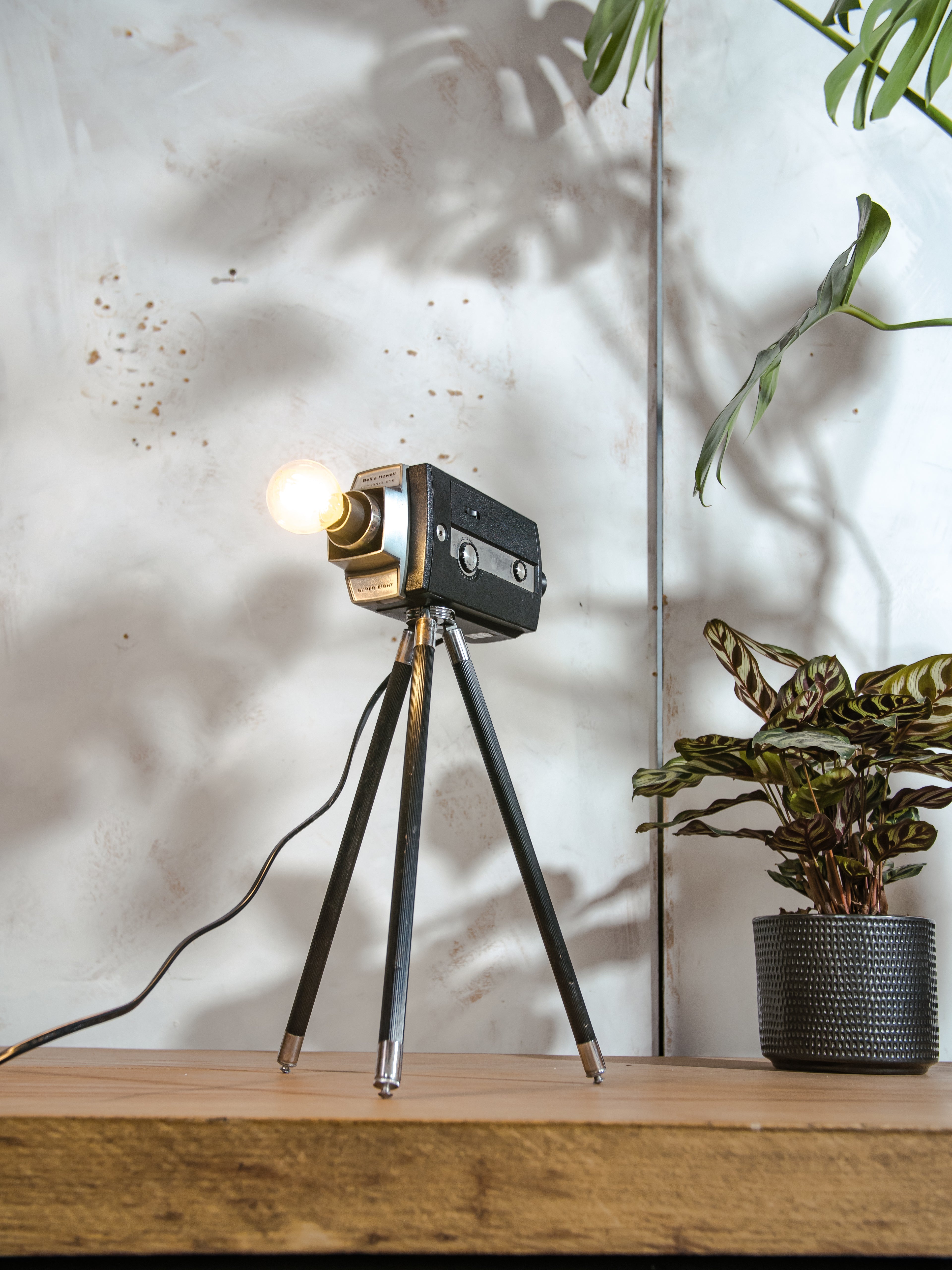 Vintage Bell & Howell Super 8 Filmcamera Bureaulamp, Upcycled Tafellamp op antiek Statief