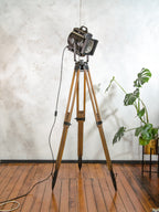 Vintage ARRI jaren 50 Filmlamp Staande Lamp, Hollywood Stijl Upcycled Verlichting op Houten Statief, Arnold & Richter München Bioscoopverlichting