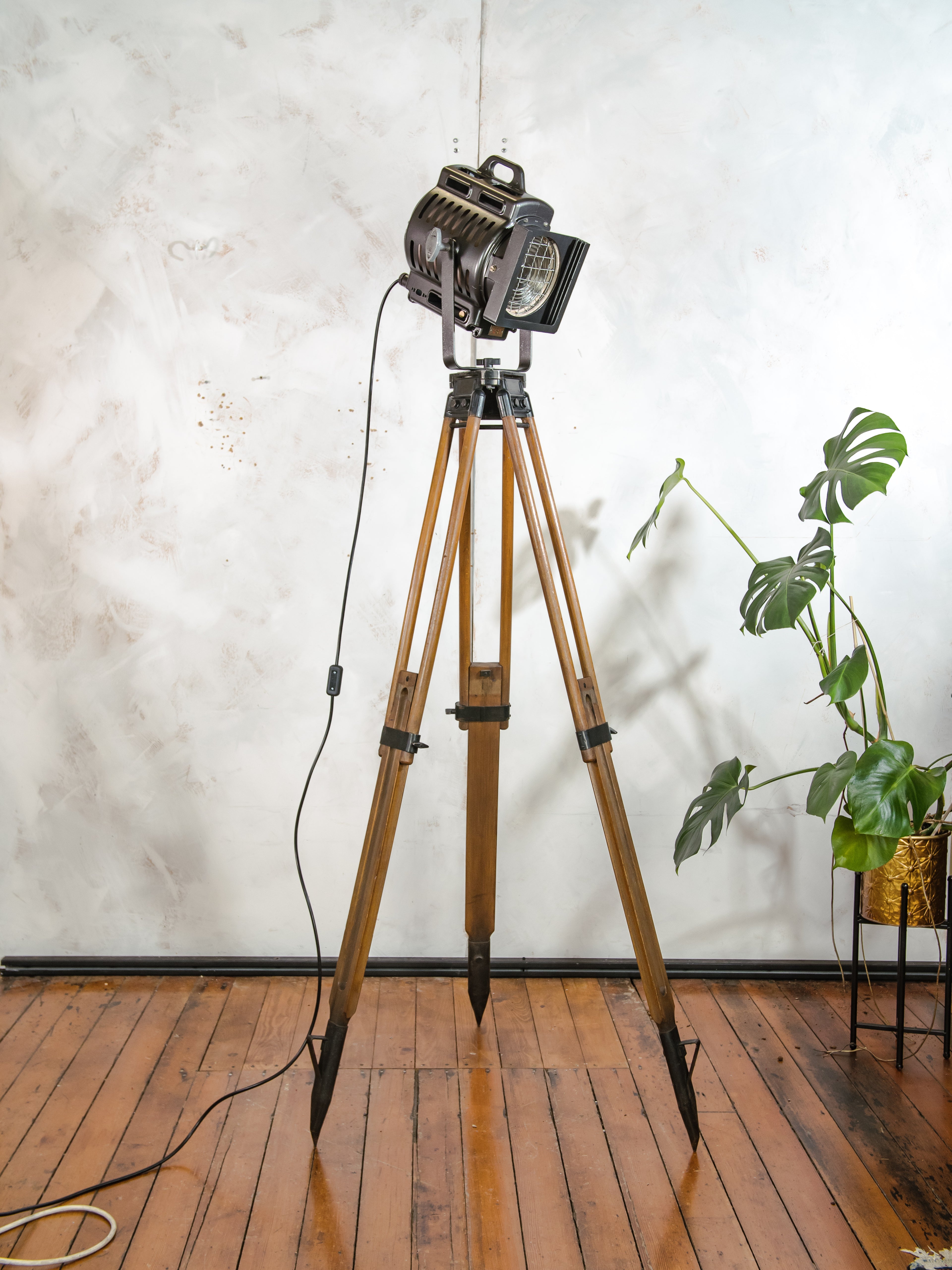 Vintage ARRI jaren 50 Filmlamp Staande Lamp, Hollywood Stijl Upcycled Verlichting op Houten Statief, Arnold & Richter München Bioscoopverlichting
