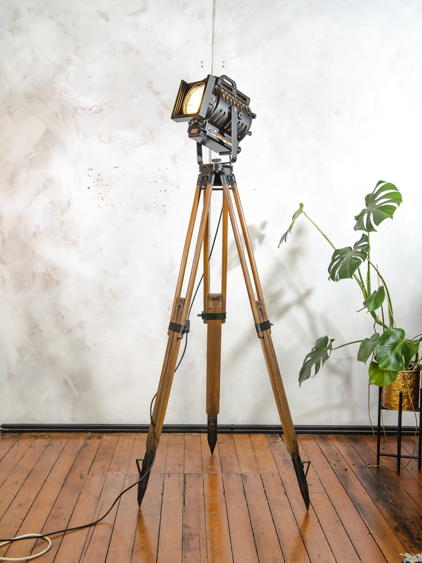 Vintage ARRI 1950s Film Spotlight Floor Lamp, Hollywood Style Upcycled Lighting on Wooden Tripod, Arnold & Richter München Cinema lighting