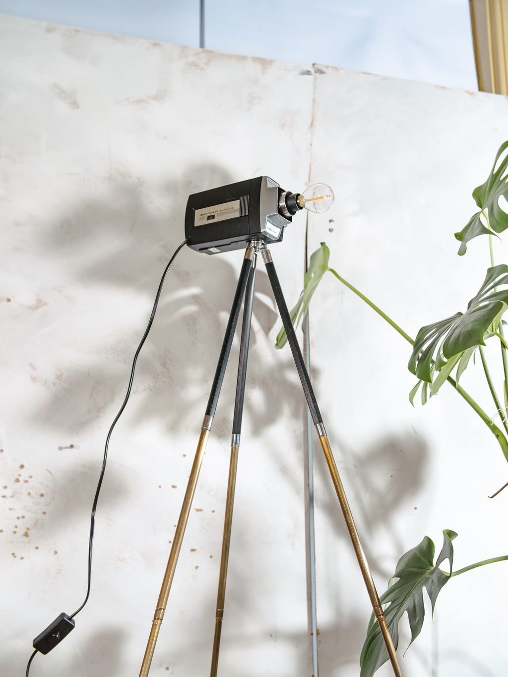 Vintage Bell & Howell Super 8 Filmcamera Bureaulamp, Upcycled Tafellamp op antiek Statief